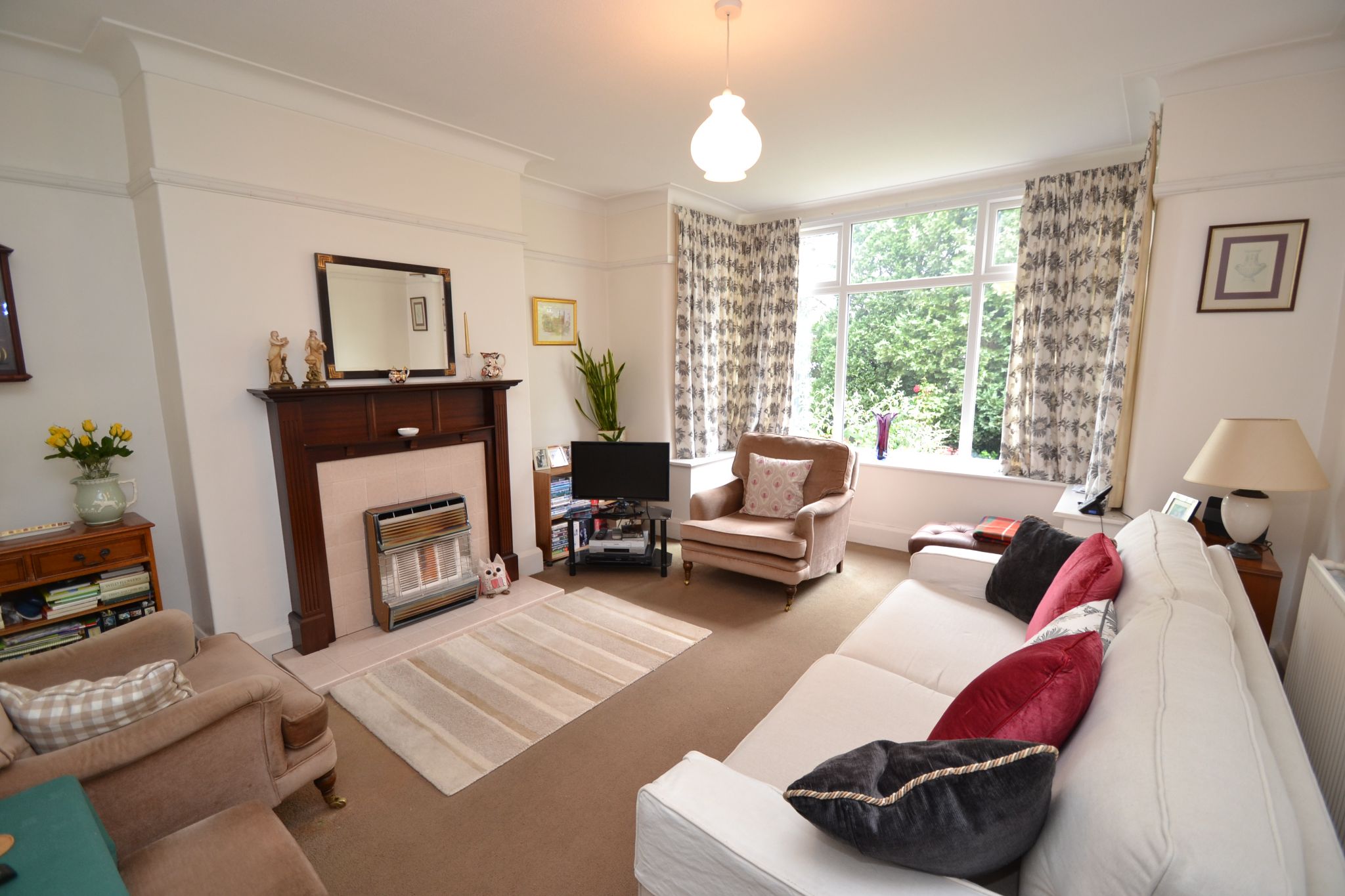 3 Bed Semi-detached House For Sale - Photograph 2