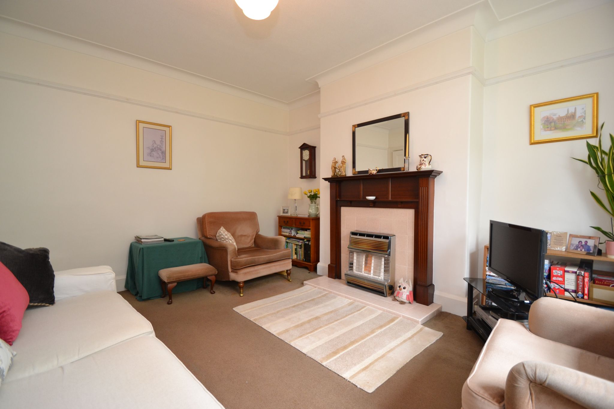 3 Bed Semi-detached House For Sale - Photograph 3