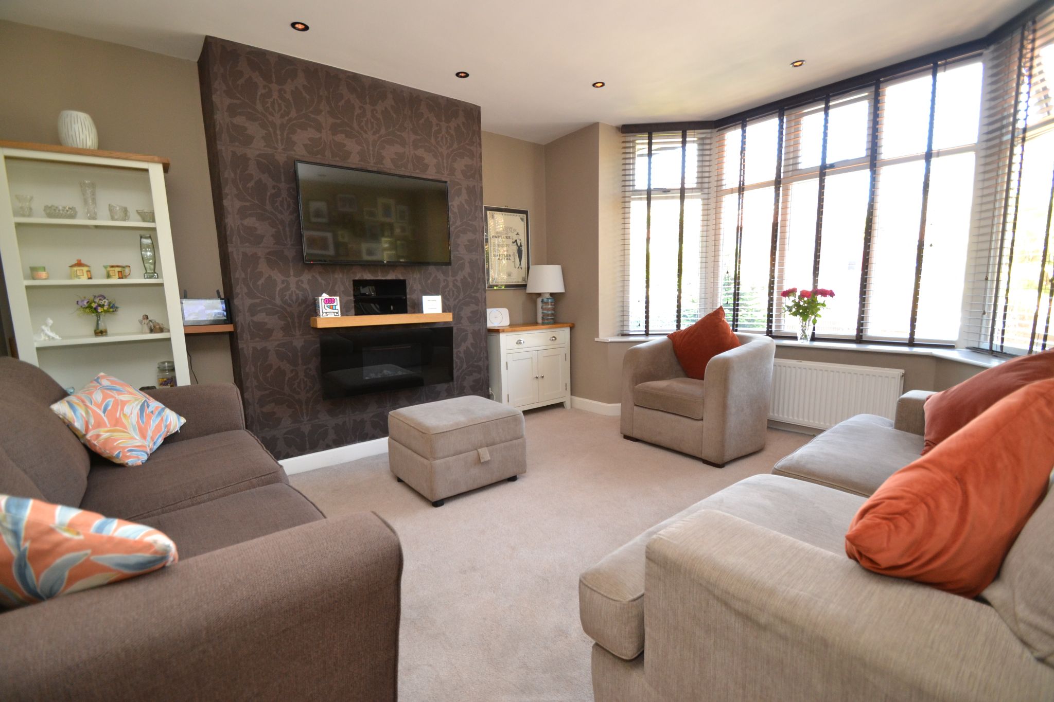 3 Bed Semi-detached House For Sale - Photograph 4