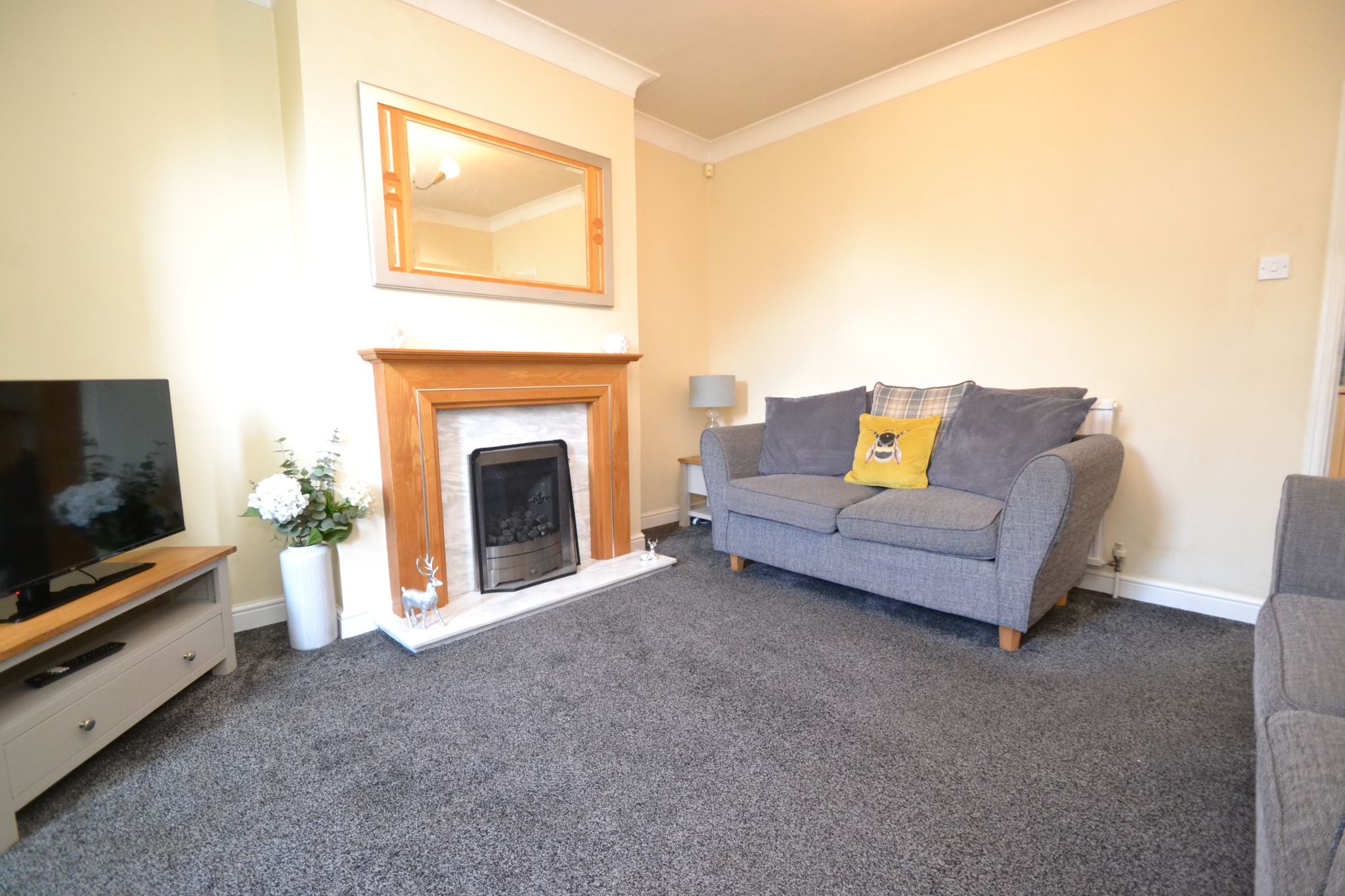 3 Bed Semi-detached House For Sale - Photograph 3