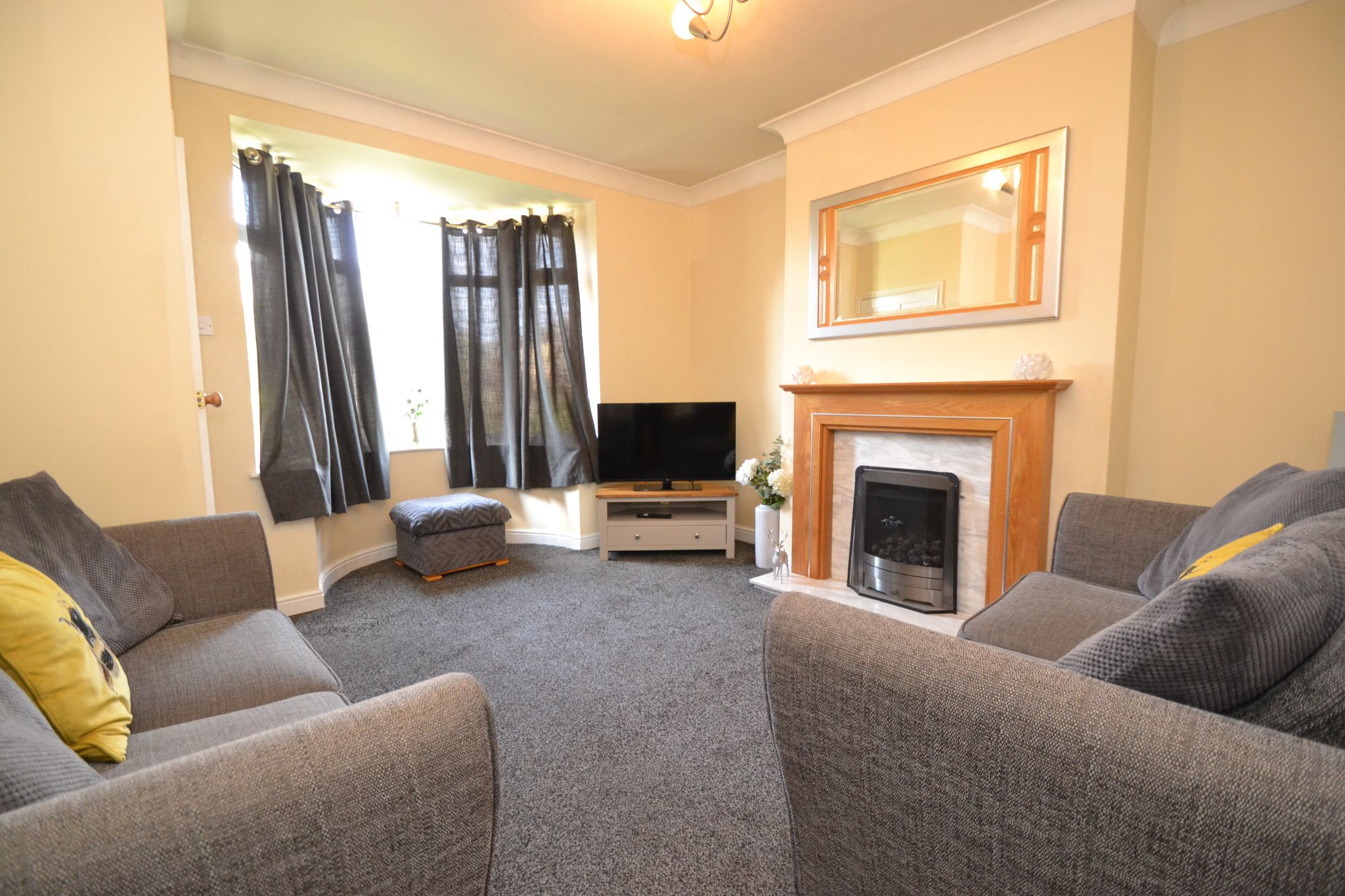 3 Bed Semi-detached House For Sale - Photograph 2