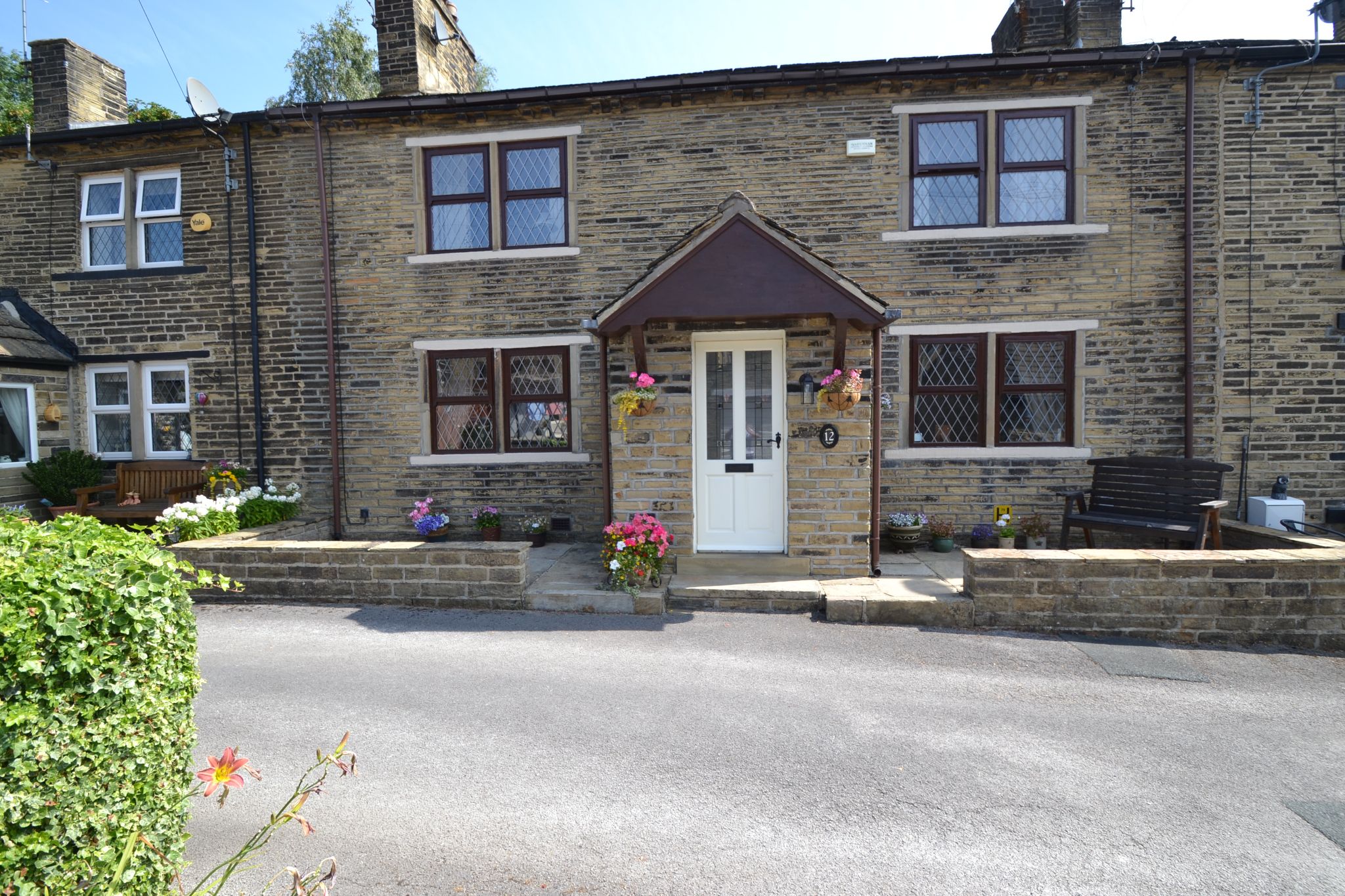 3 Bed Cottage House For Sale - Photograph 1
