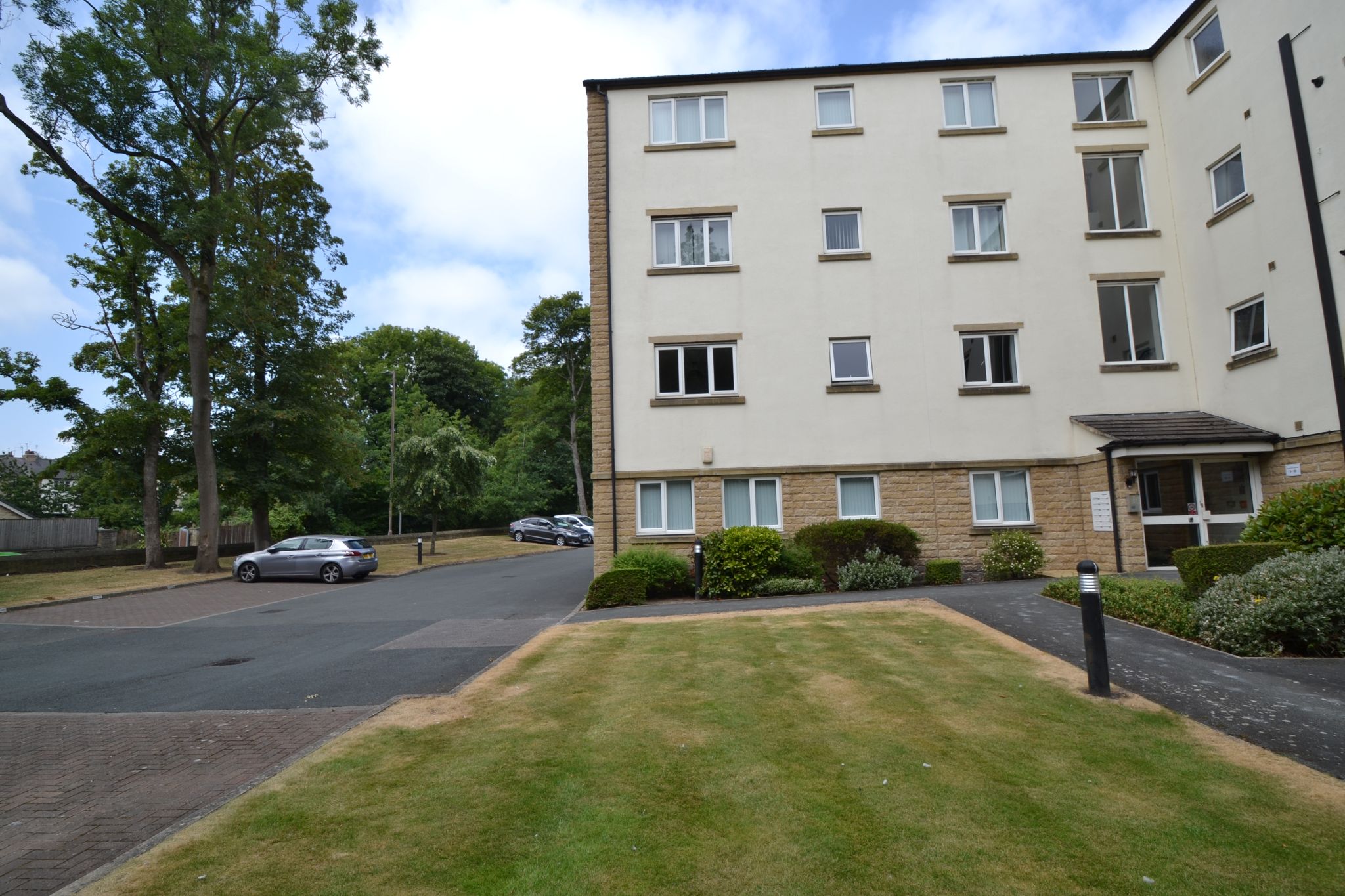 2 Bed Apartment Flat/apartment For Sale - Photograph 1