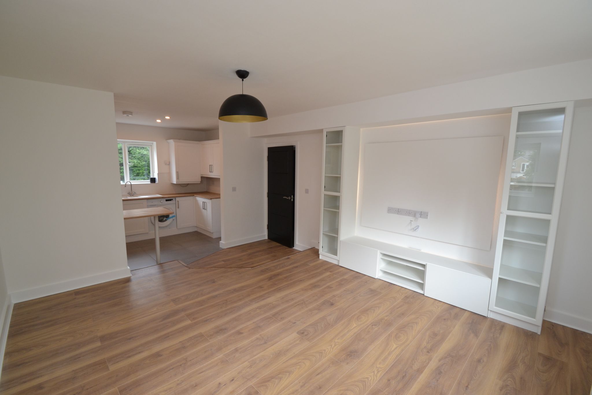 2 Bed Apartment Flat/apartment For Sale - Photograph 3