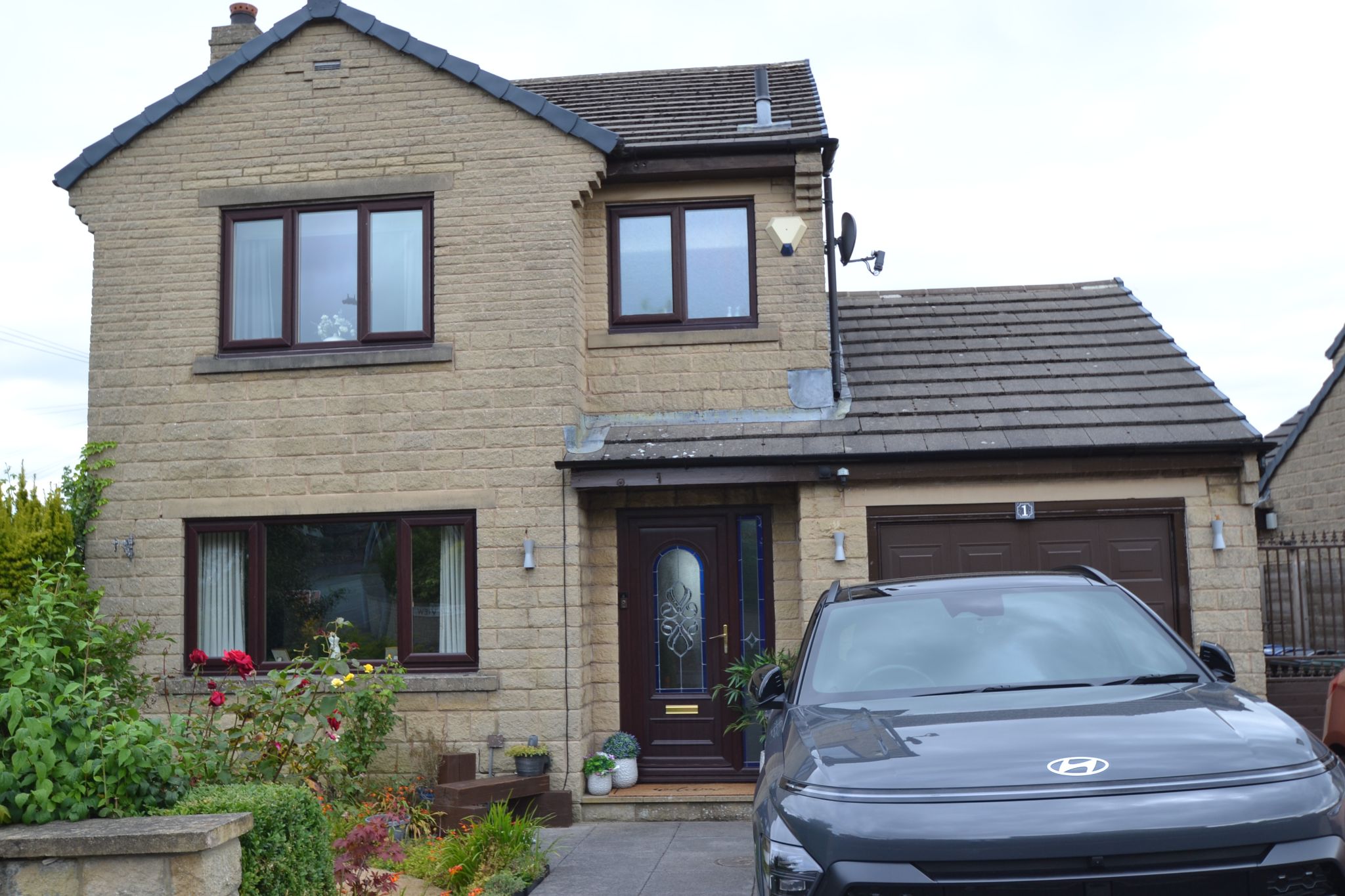 3 Bed Detached House For Sale - Photograph 2