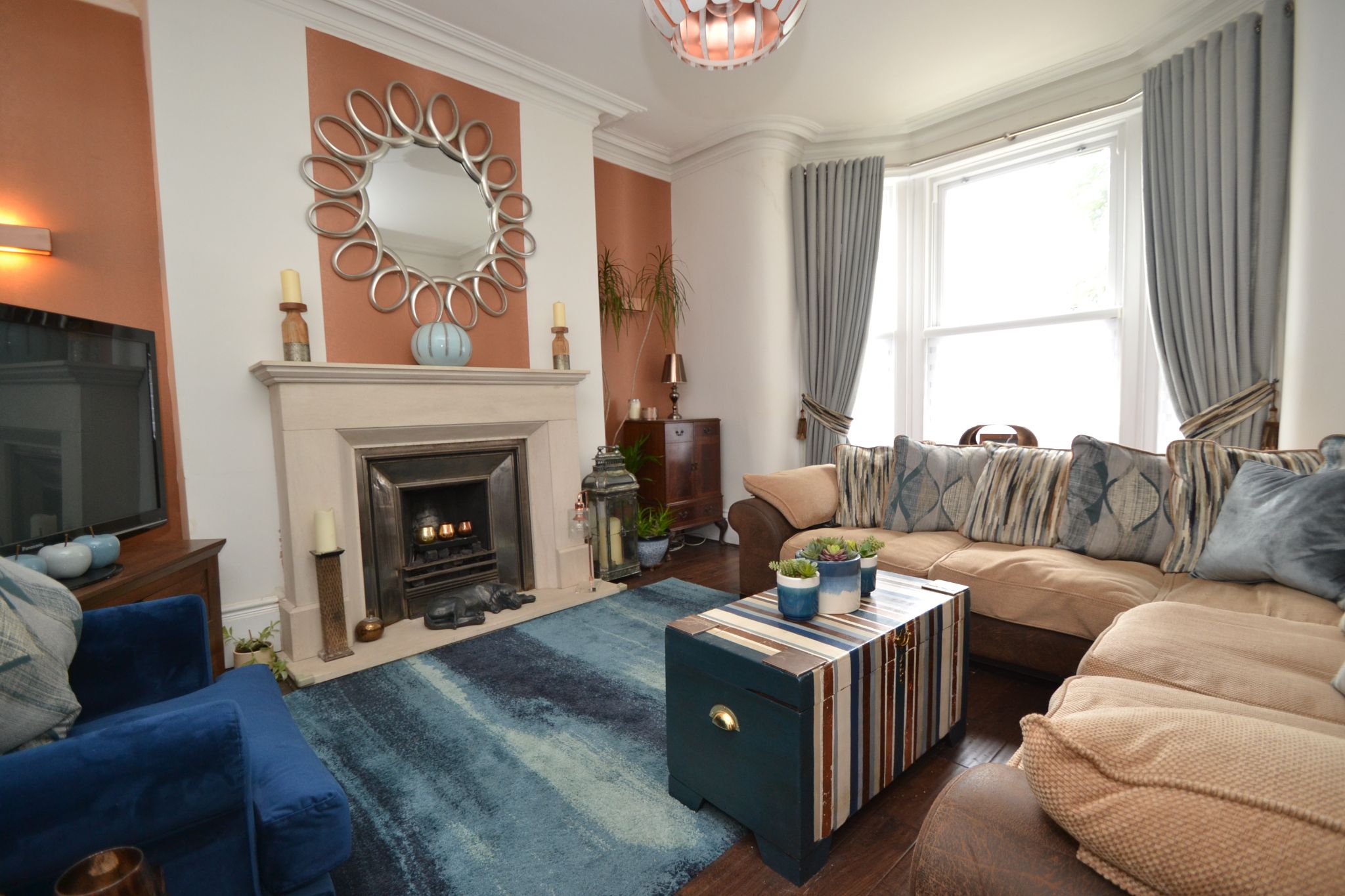4 Bed End Terraced House For Sale - Photograph 2