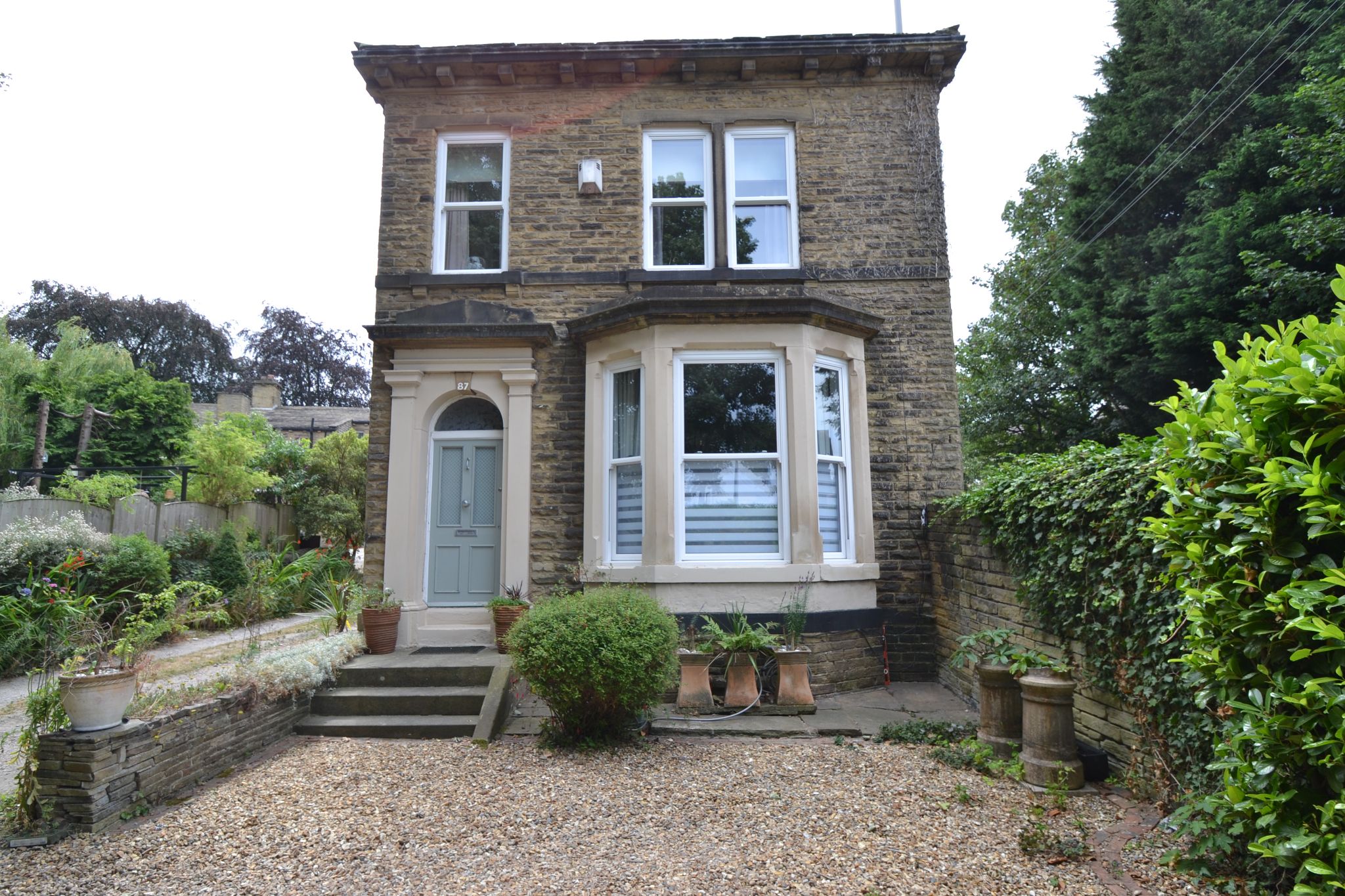 4 Bed End Terraced House For Sale - Photograph 1