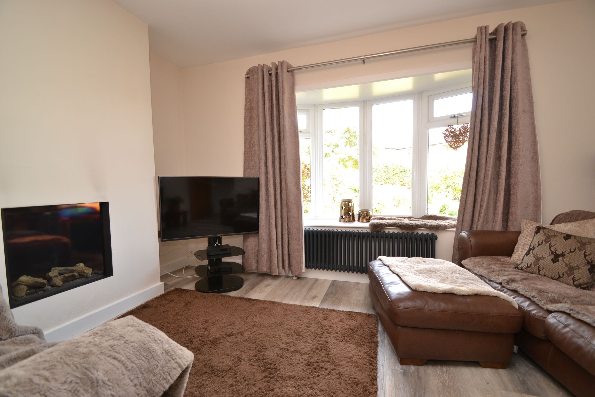 3 Bed Semi-detached Dormer House For Sale - Photograph 4