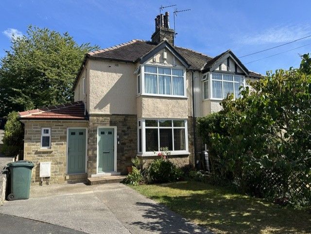 3 Bed Semi-detached House For Sale - Photograph 1