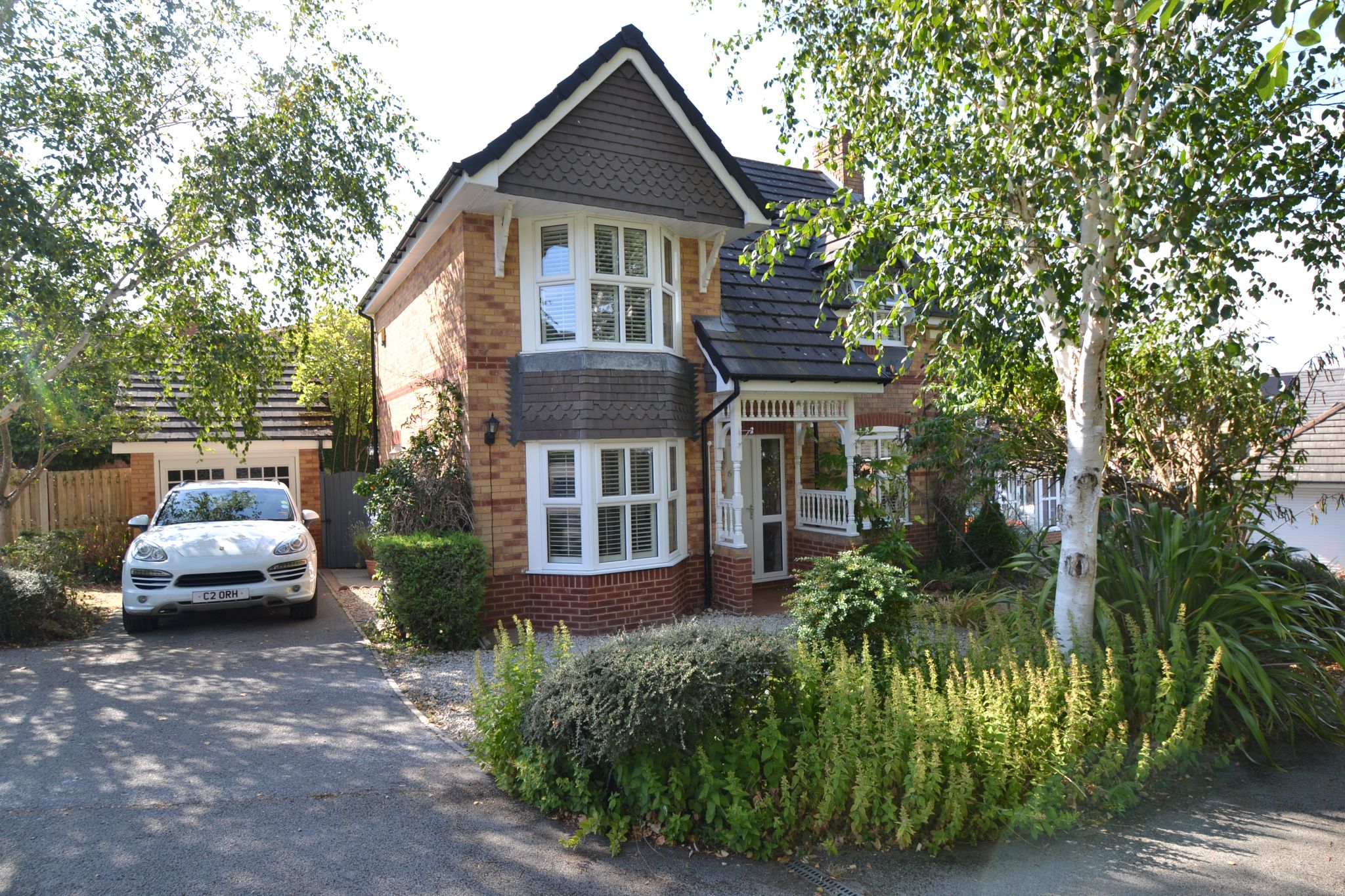 3 Bed Detached House For Sale - Photograph 1