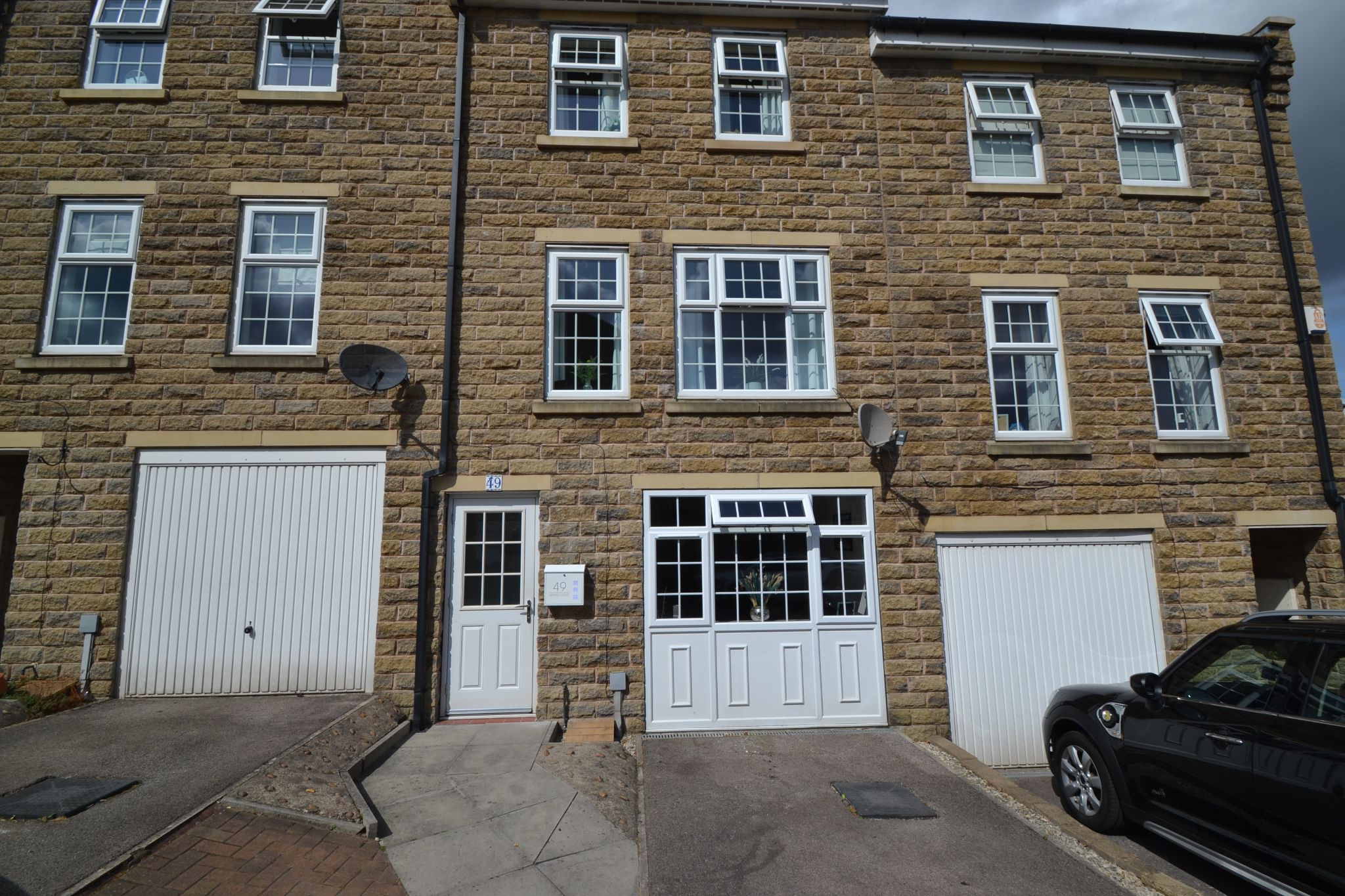 5 Bed Mid Terraced House For Sale - Photograph 1