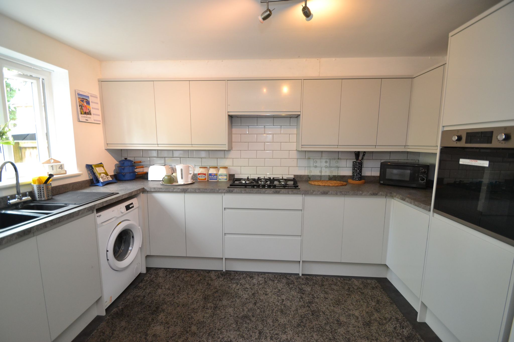 5 Bed Mid Terraced House For Sale - Photograph 4