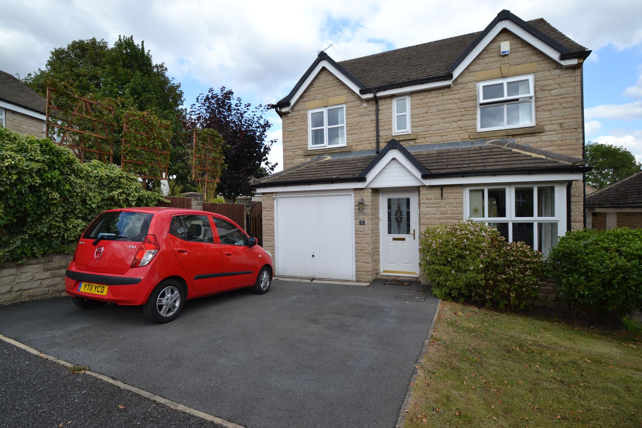 4 Bed Detached House For Sale - Photograph 1