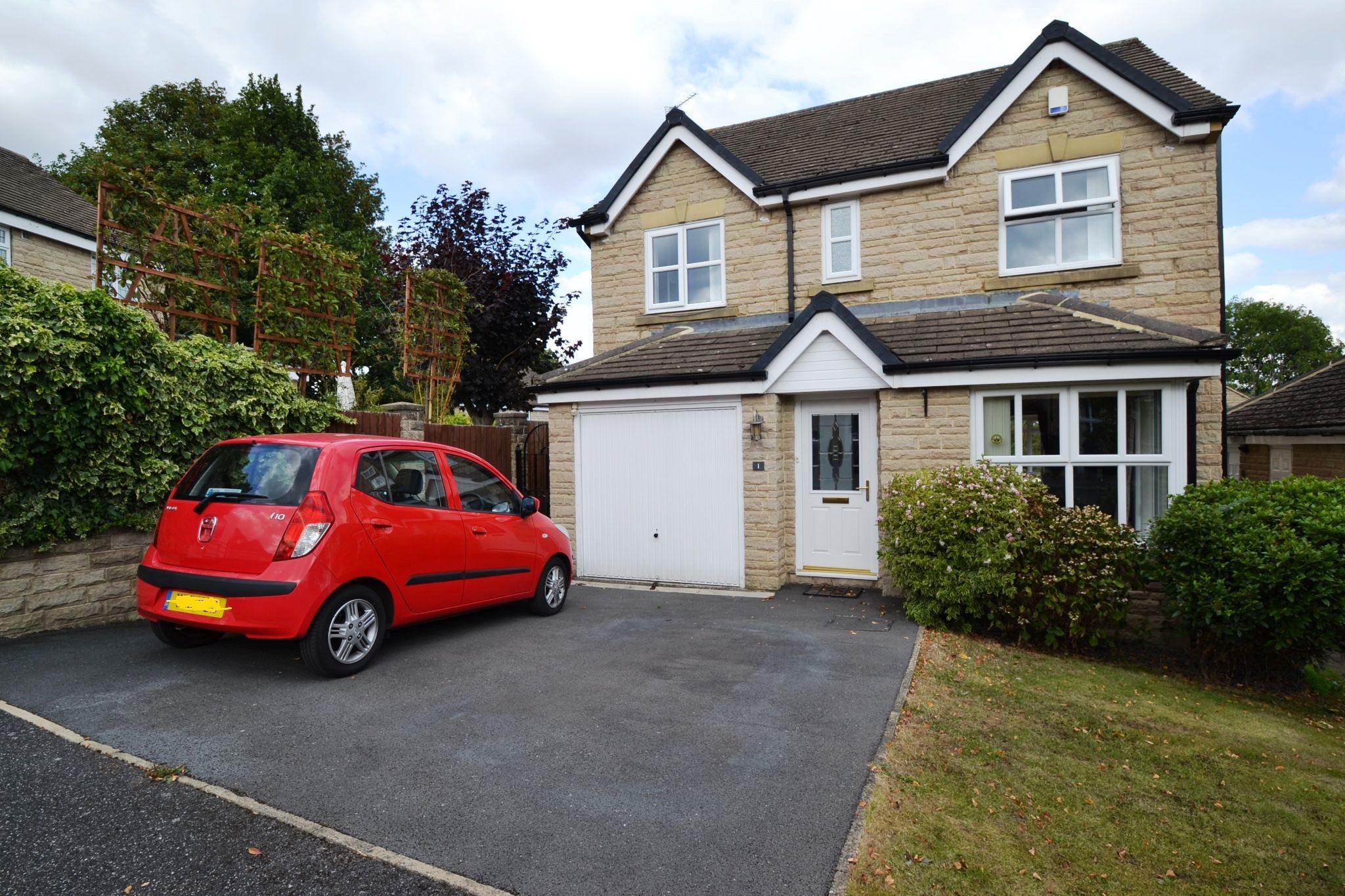 4 Bed Detached House For Sale - Photograph 1
