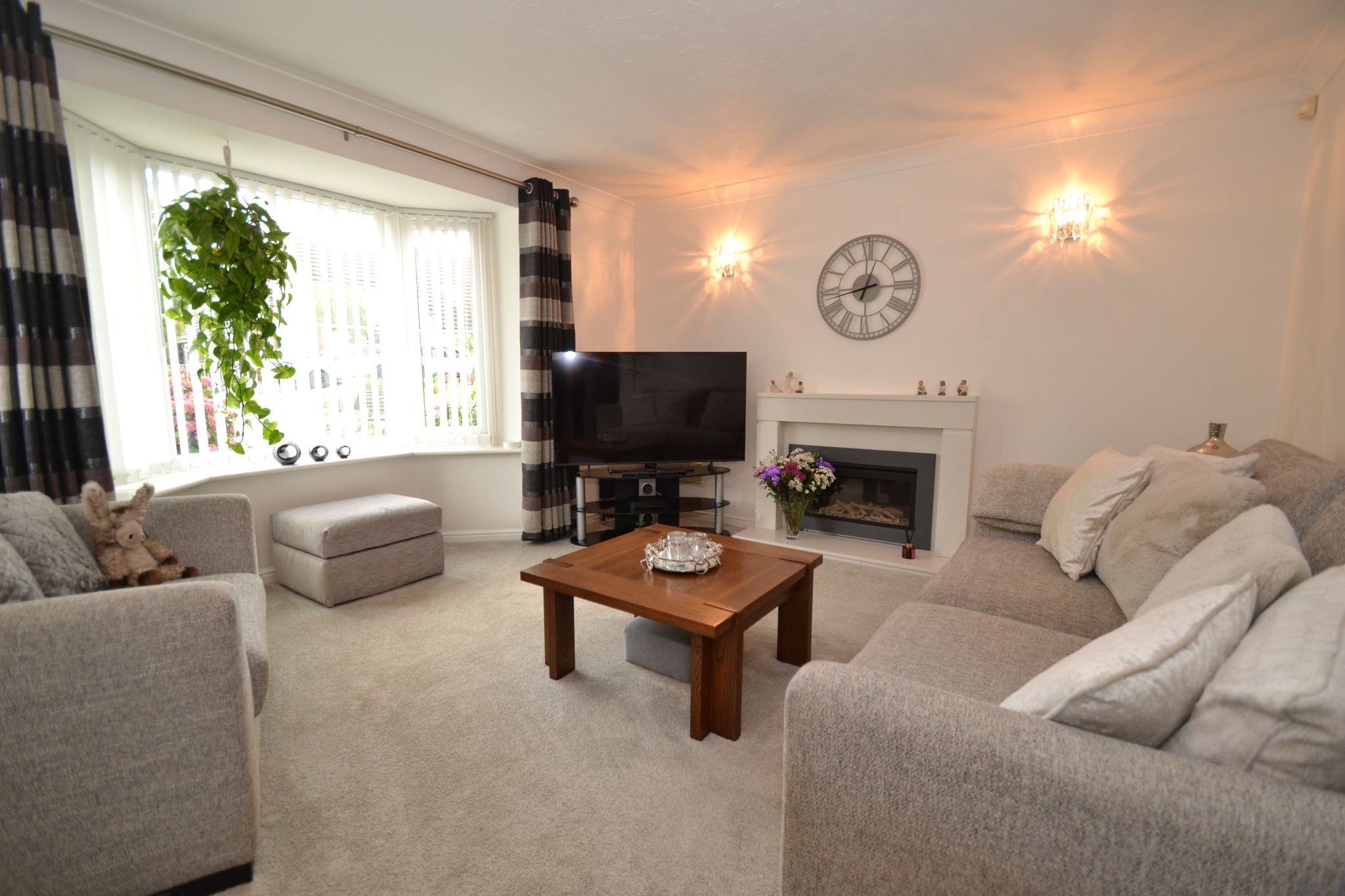 4 Bed Detached House For Sale - Photograph 2