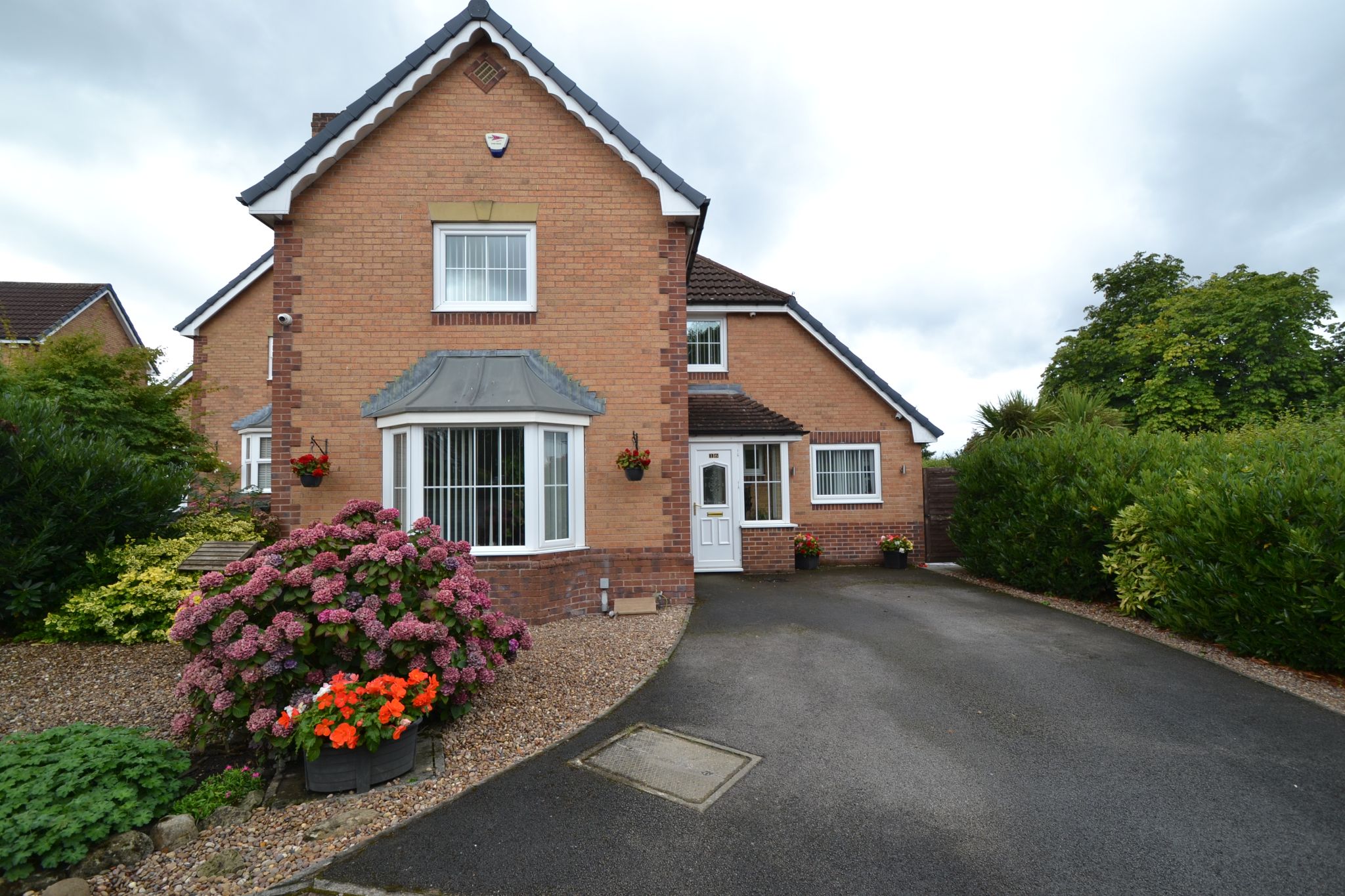 4 Bed Detached House For Sale - Photograph 1