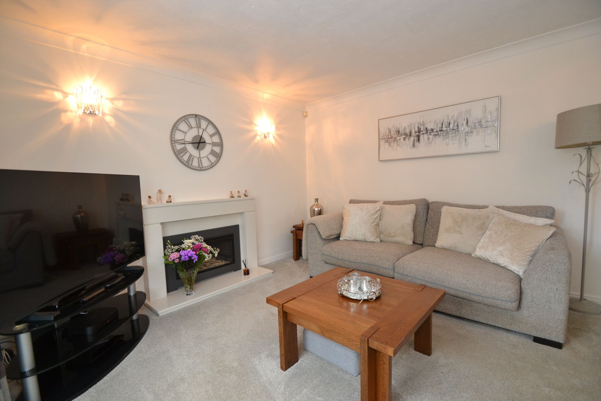 4 Bed Detached House For Sale - Photograph 3