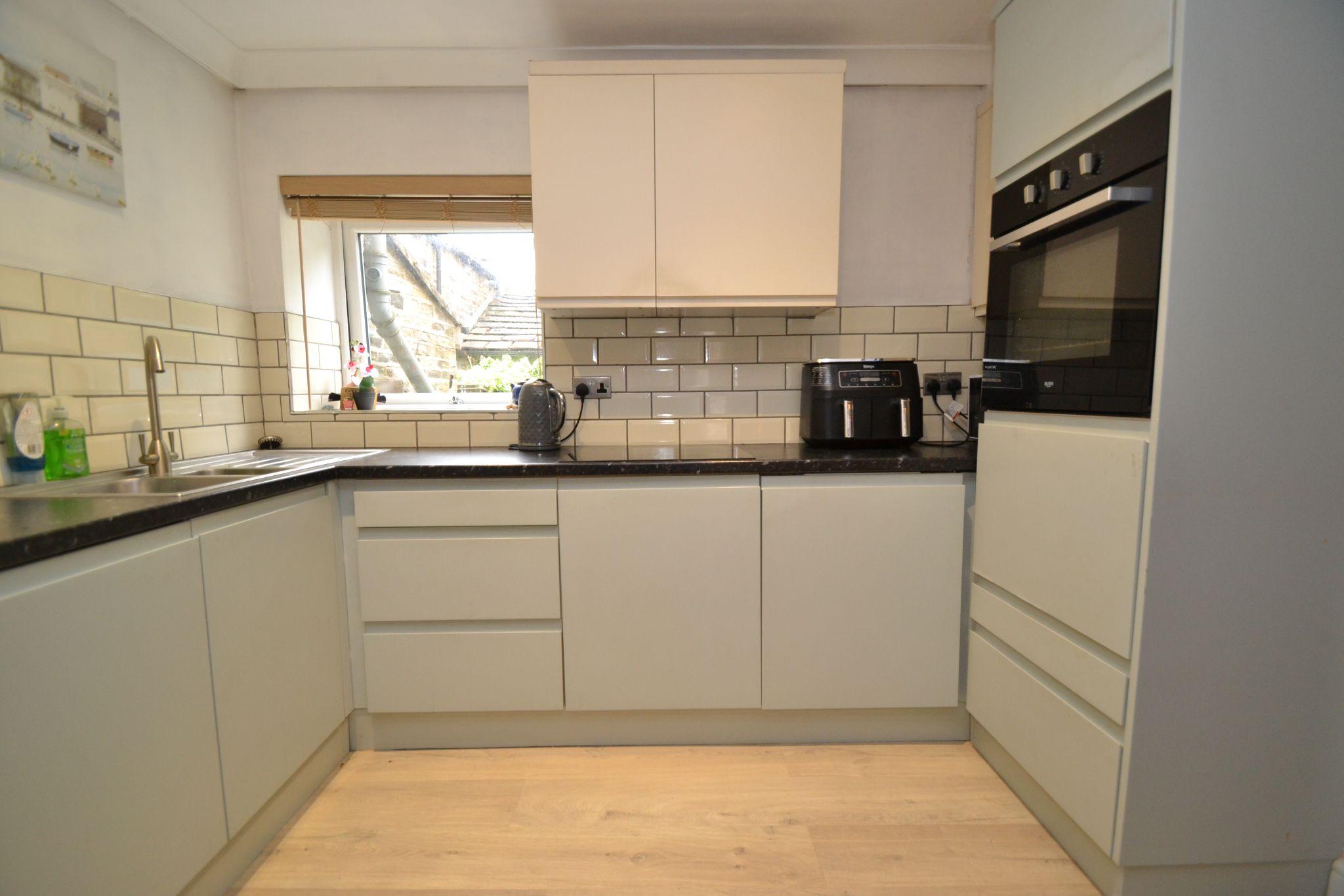 2 Bed Cottage House For Sale - Photograph 2
