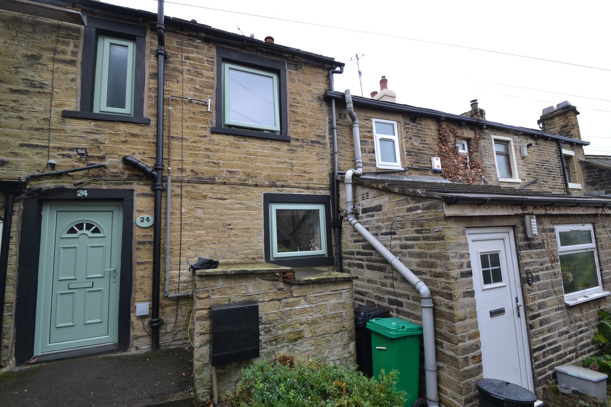 2 Bed Cottage House For Sale - Photograph 1