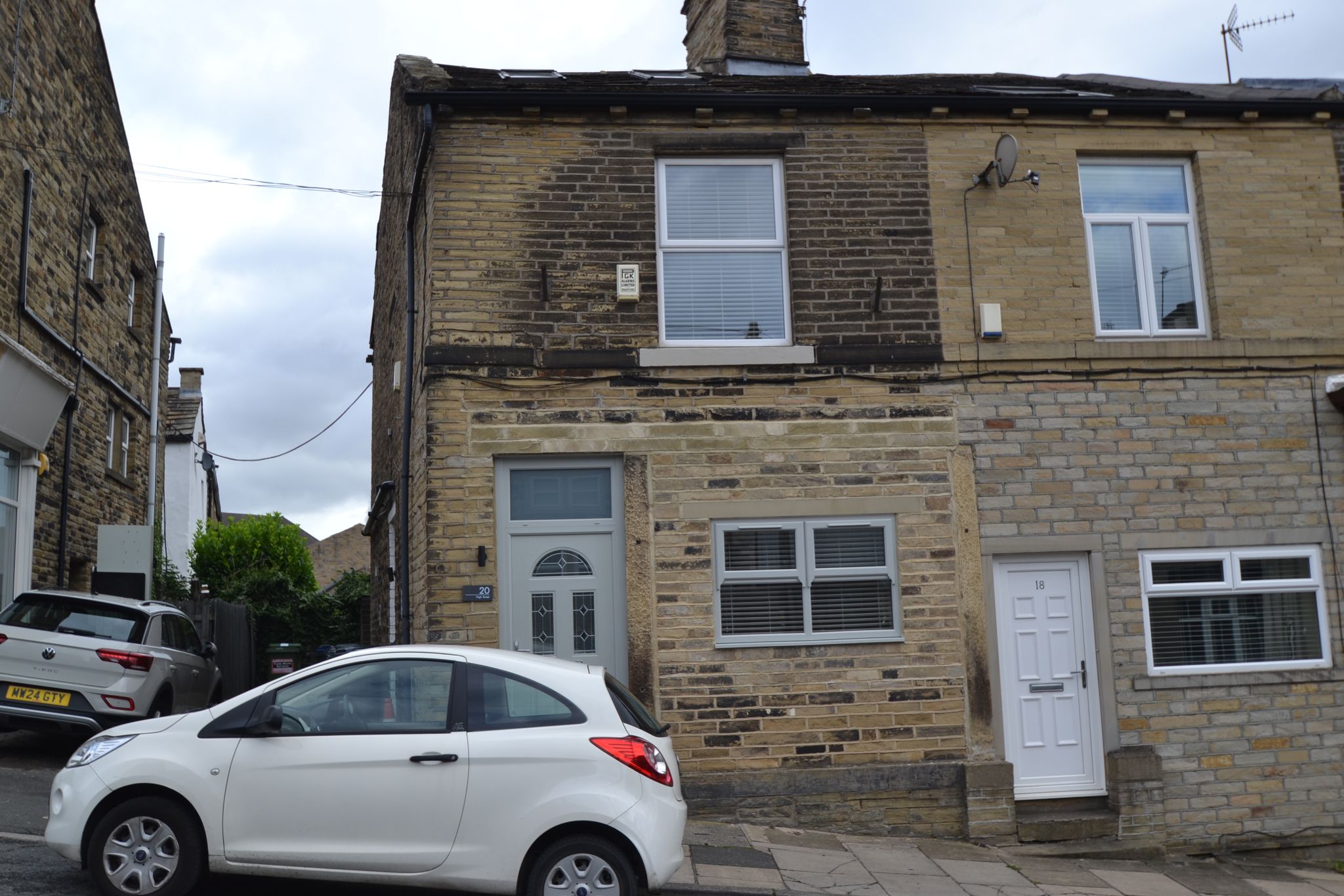3 Bed End Terraced House For Sale - Photograph 1