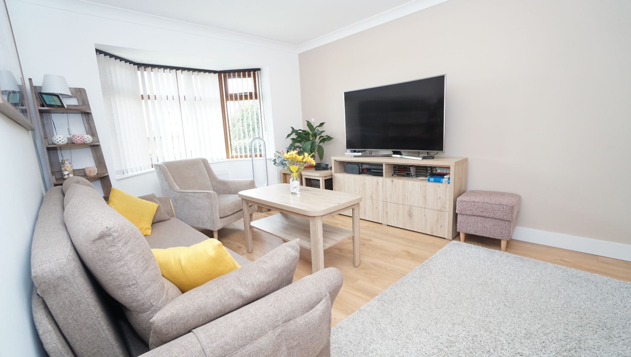 5 Bed Detached House For Sale - Photograph 2