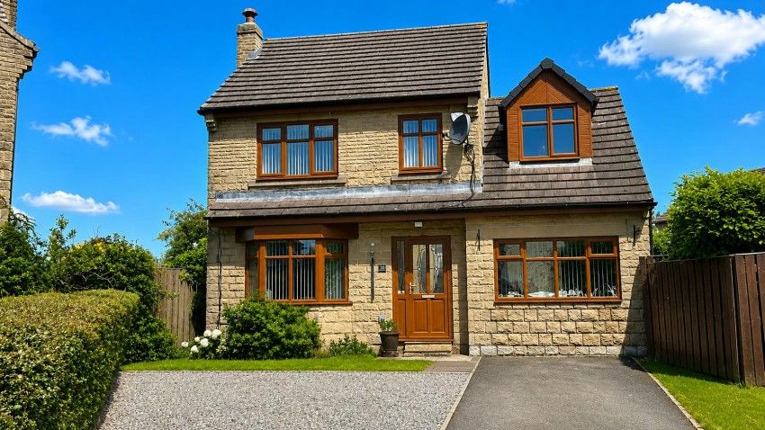 5 Bed Detached House For Sale - Photograph 1