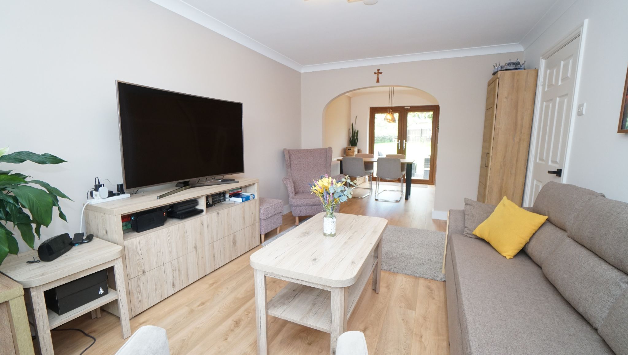 5 Bed Detached House For Sale - Photograph 3
