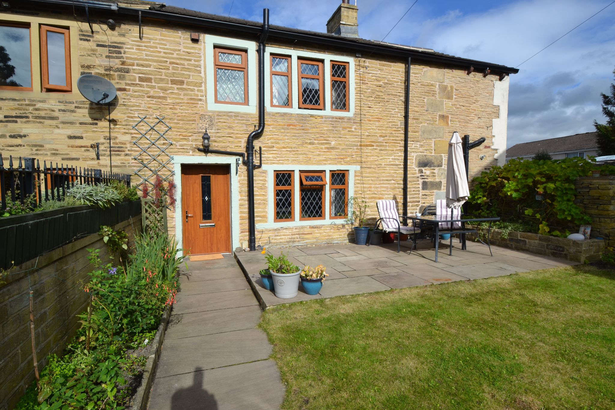 3 Bed Cottage House For Sale - Photograph 1