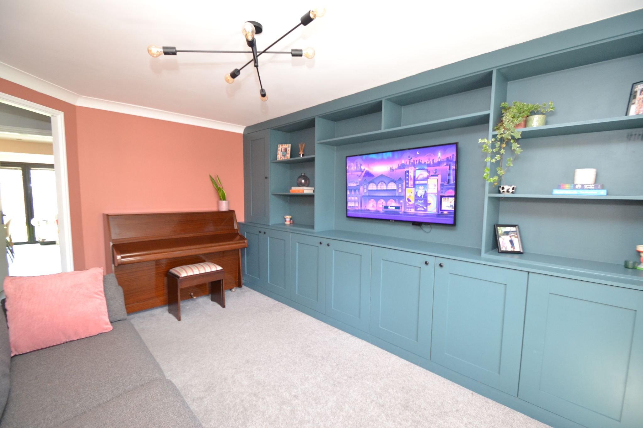 3 Bed Detached House For Sale - Photograph 4