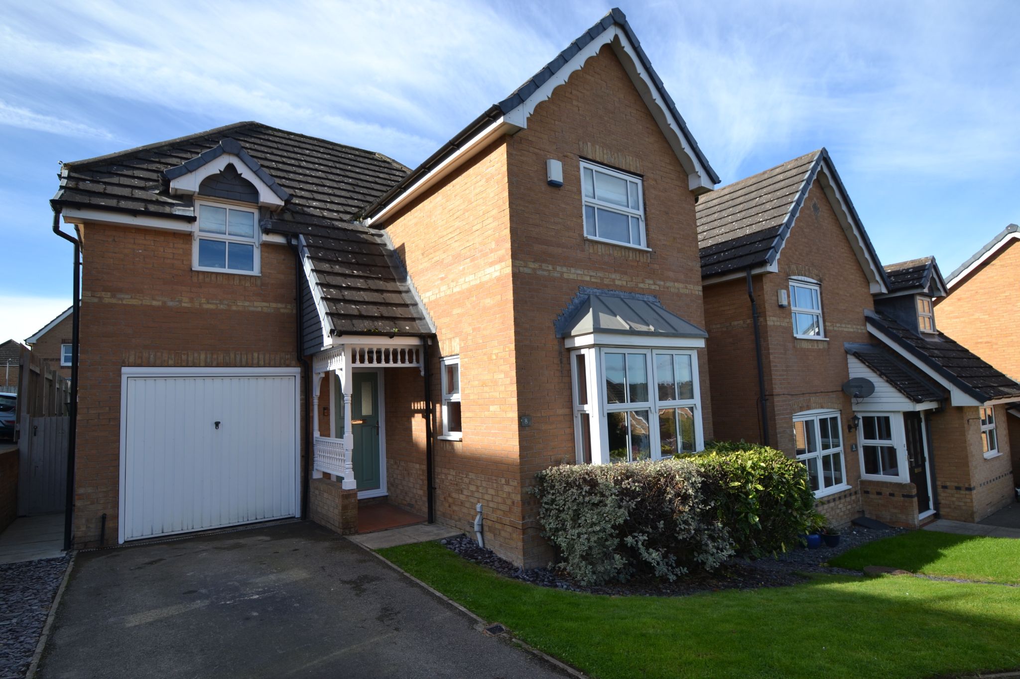 3 Bed Detached House For Sale - Photograph 1
