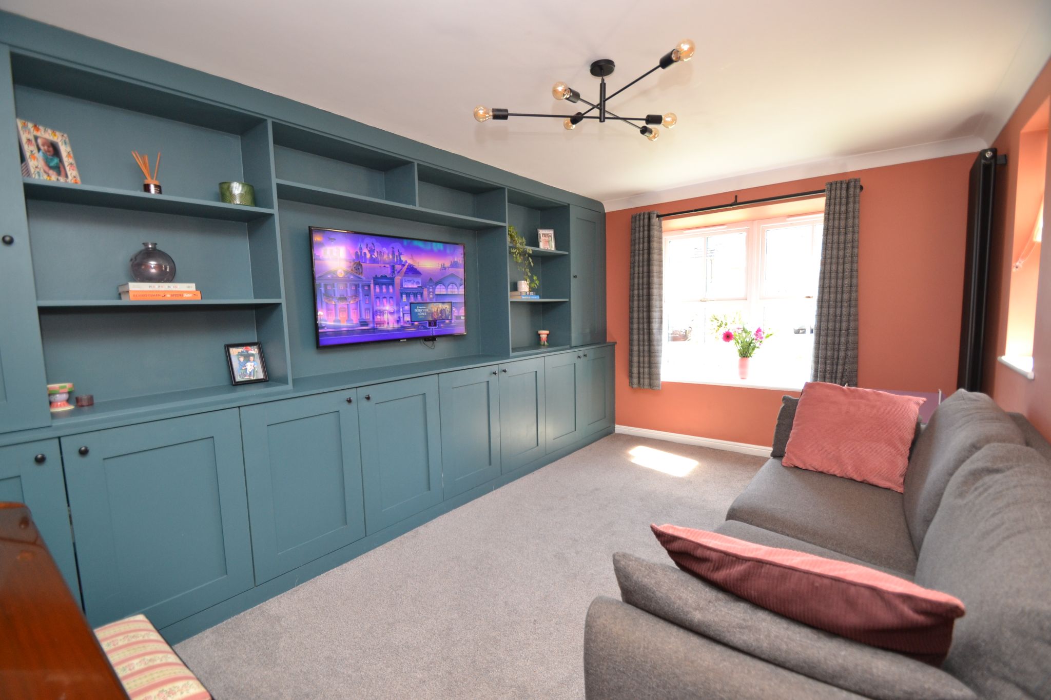 3 Bed Detached House For Sale - Photograph 3