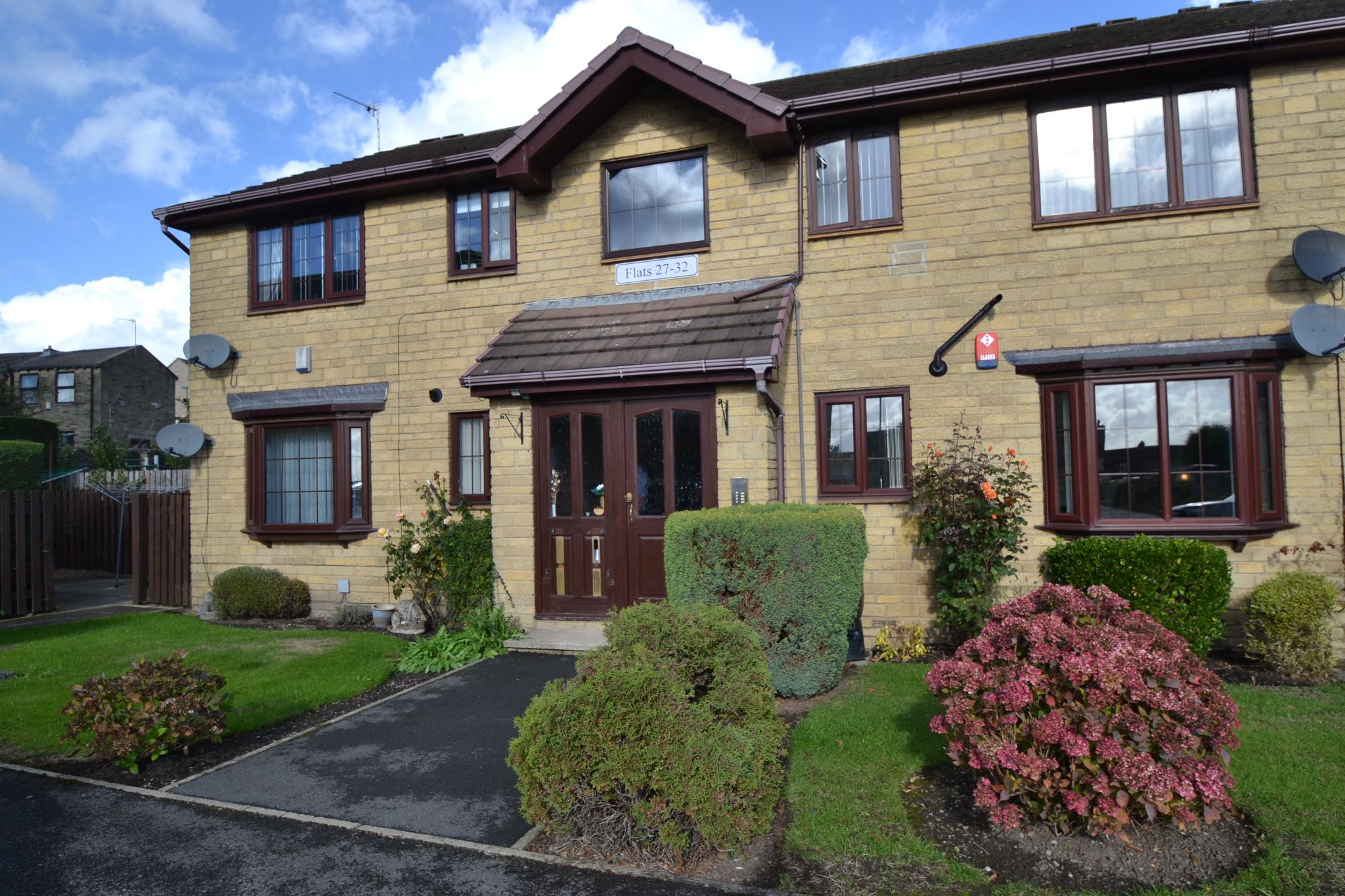 2 Bed Apartment Flat/apartment For Sale - Photograph 1