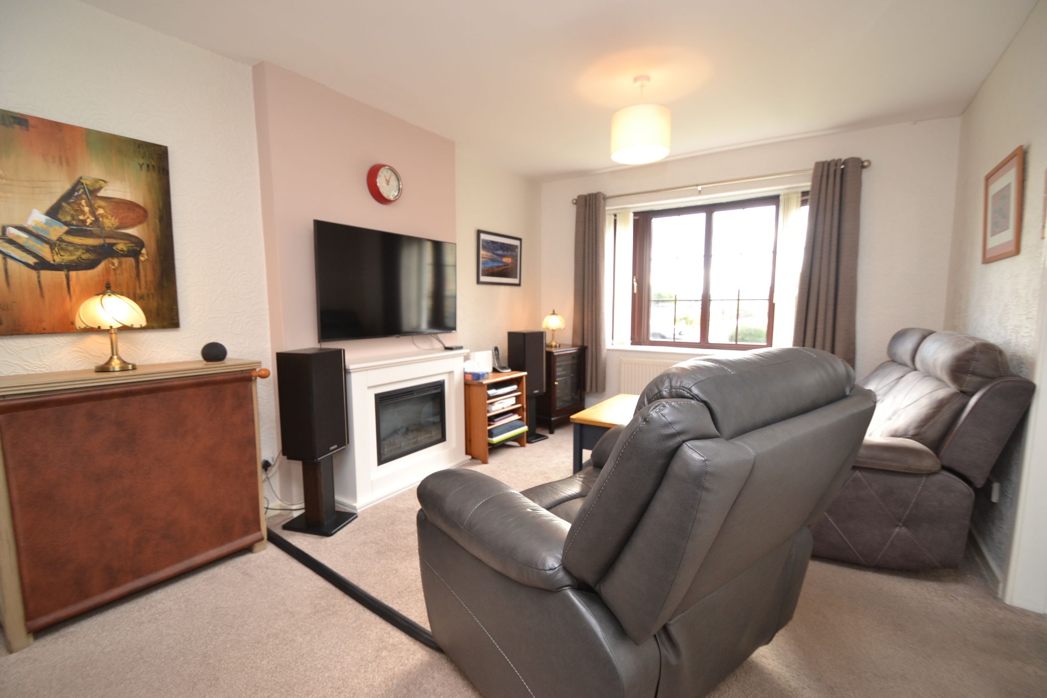 2 Bed Apartment Flat/apartment For Sale - Photograph 2