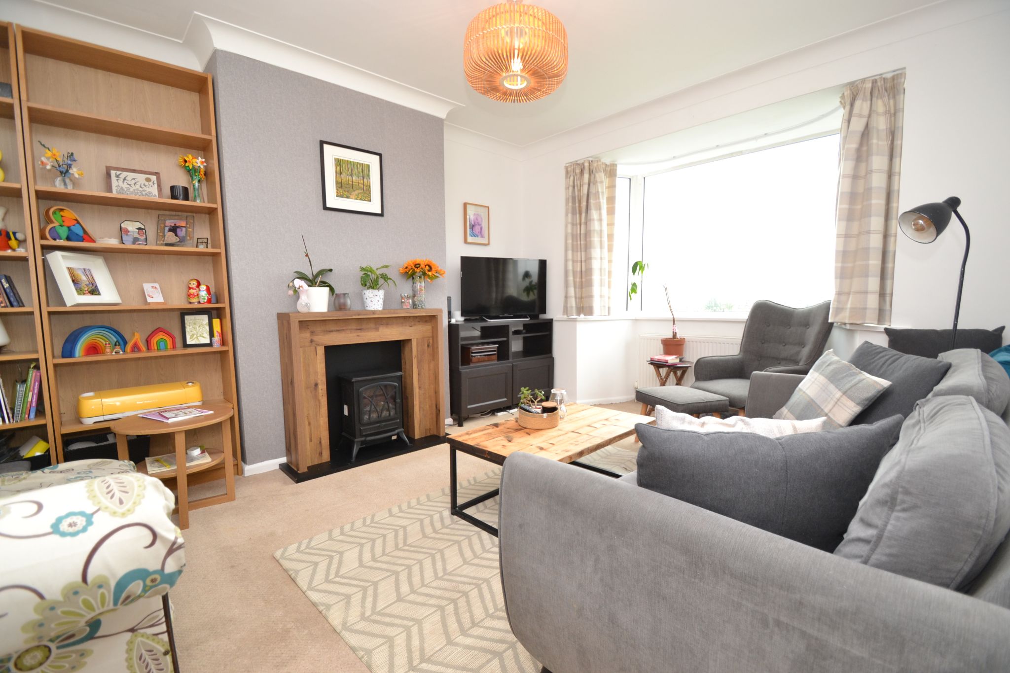 3 Bed Semi-detached House For Sale - Photograph 2