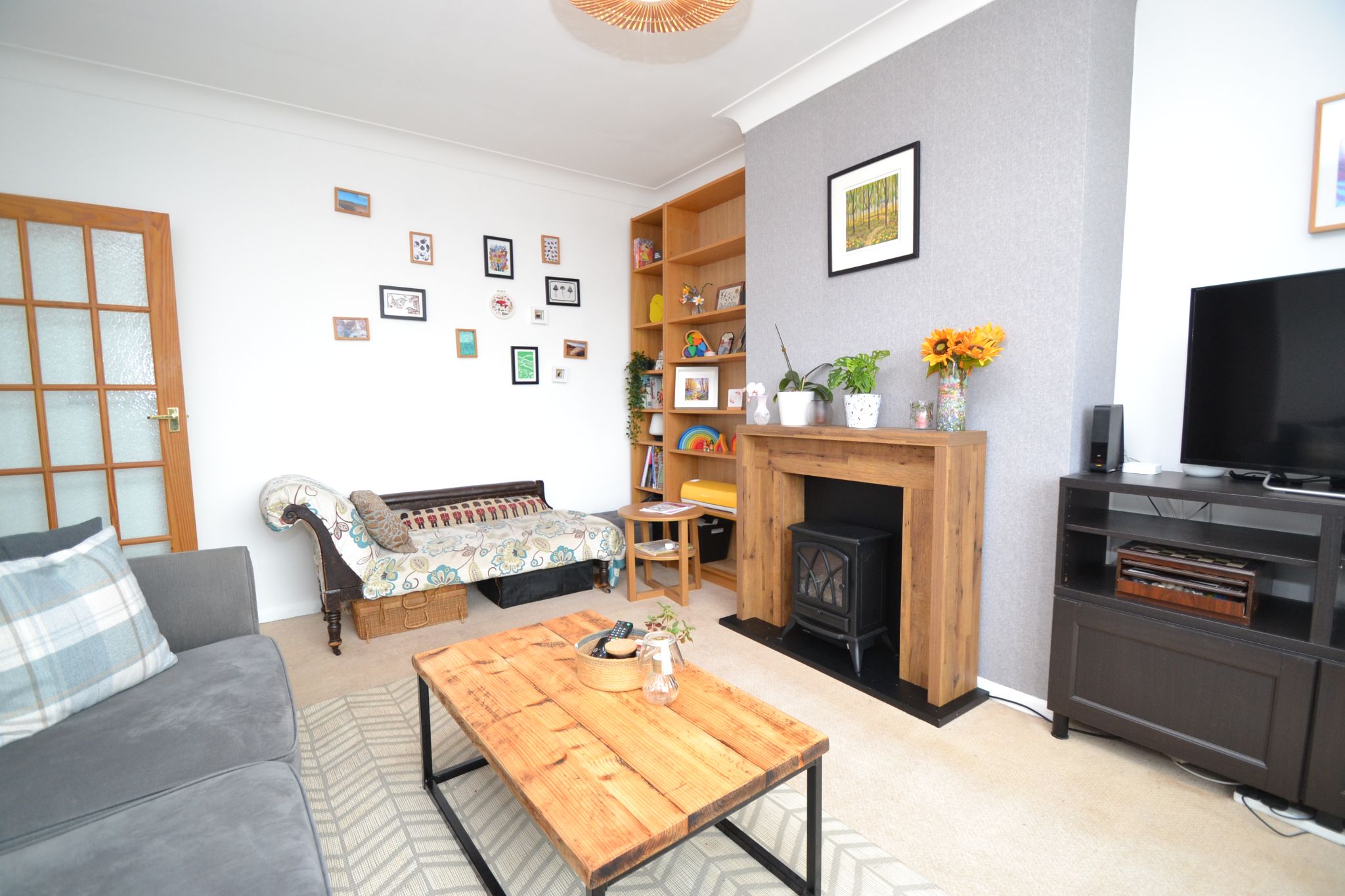 3 Bed Semi-detached House For Sale - Photograph 3