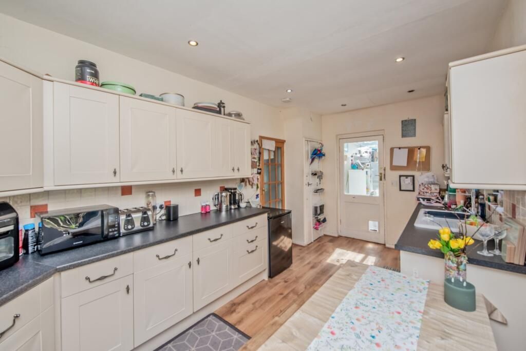 3 Bed Semi-detached House For Sale - Photograph 6