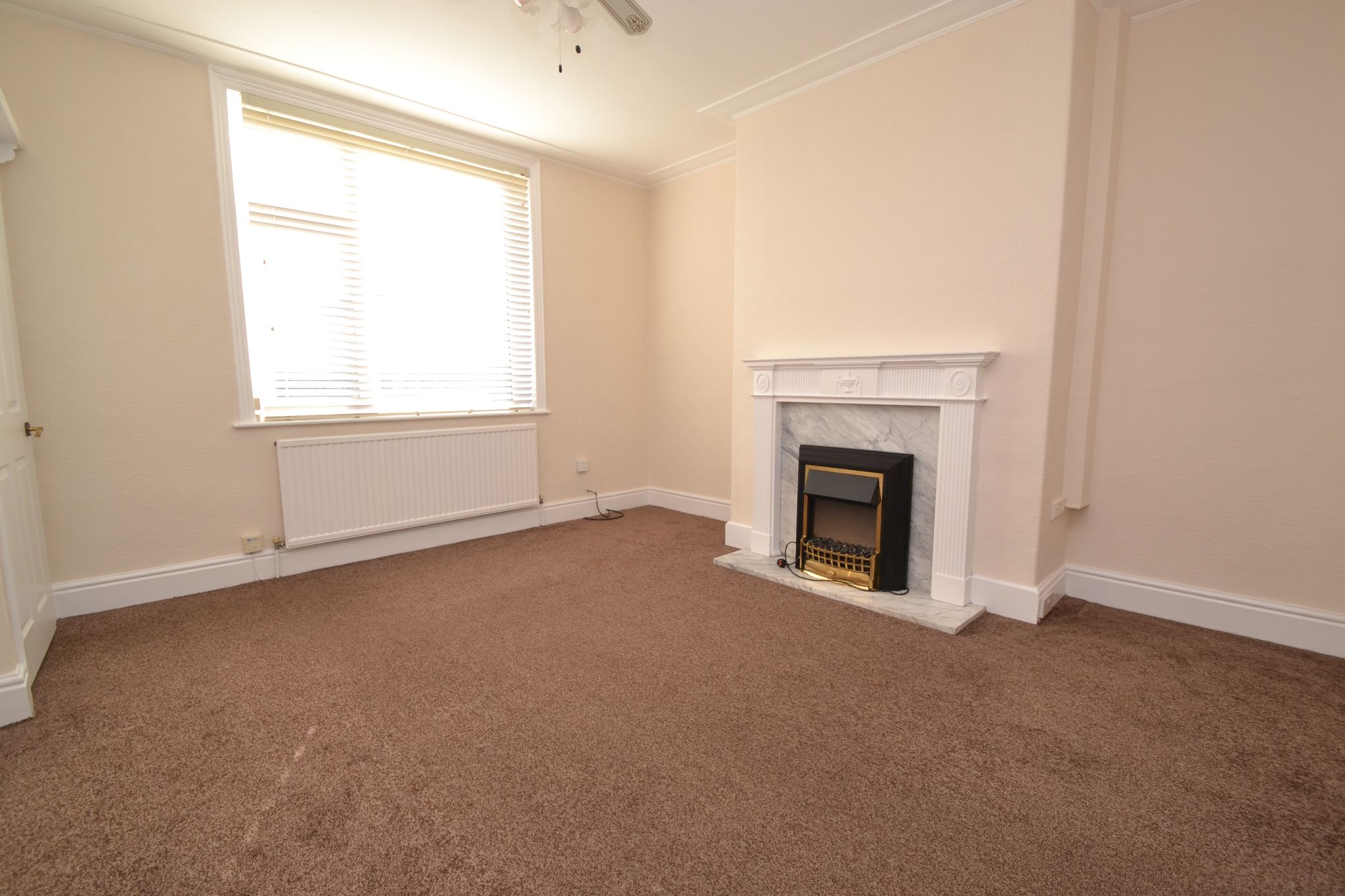 3 Bed Semi-detached House For Sale - Photograph 3