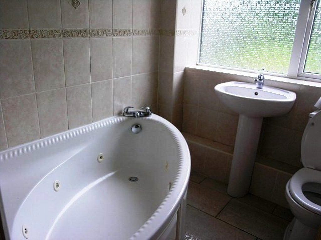 3 Bed Semi-detached House To Rent - 0