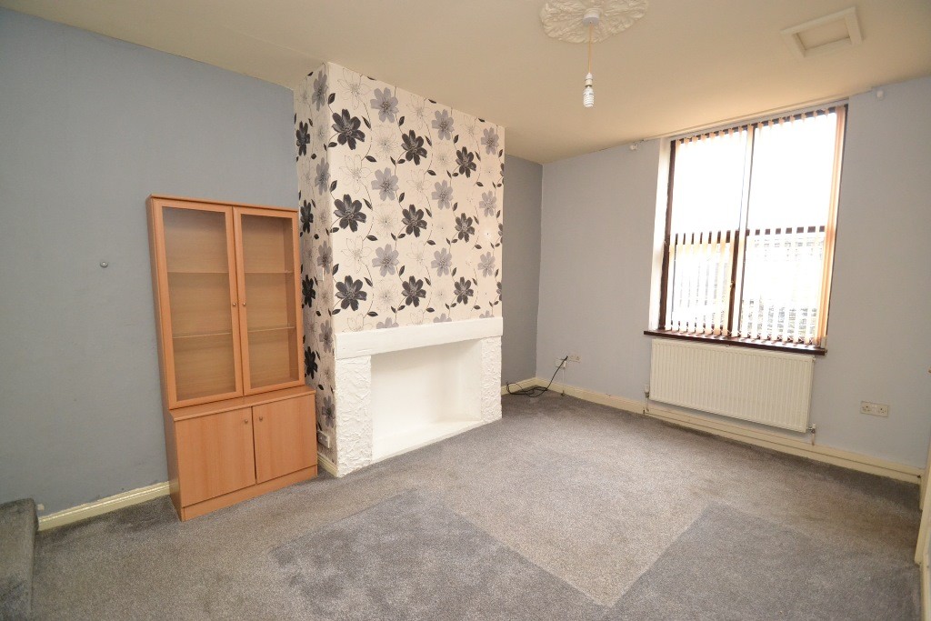 4 Bed Mid Terraced House To Rent - 0