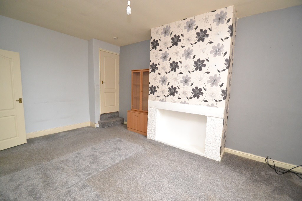 4 Bed Mid Terraced House To Rent - 0