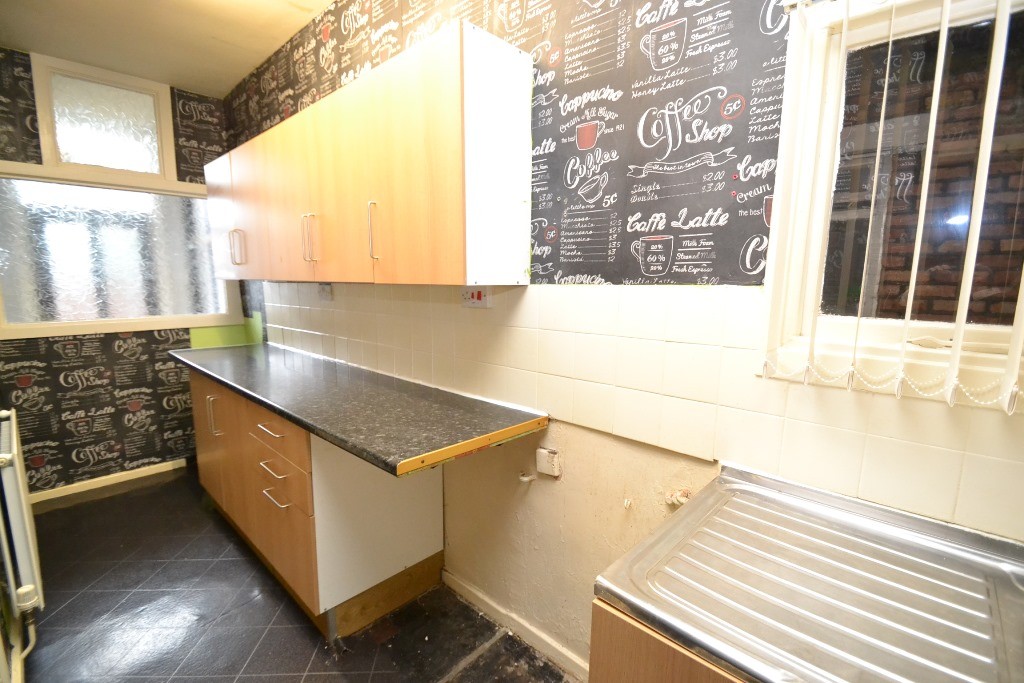 4 Bed Mid Terraced House To Rent - 0