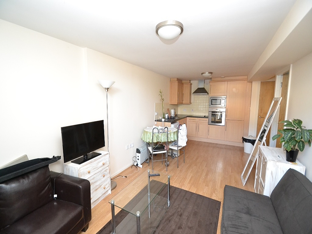 1 Bed Flat Flat/apartment For Sale - Photograph 2