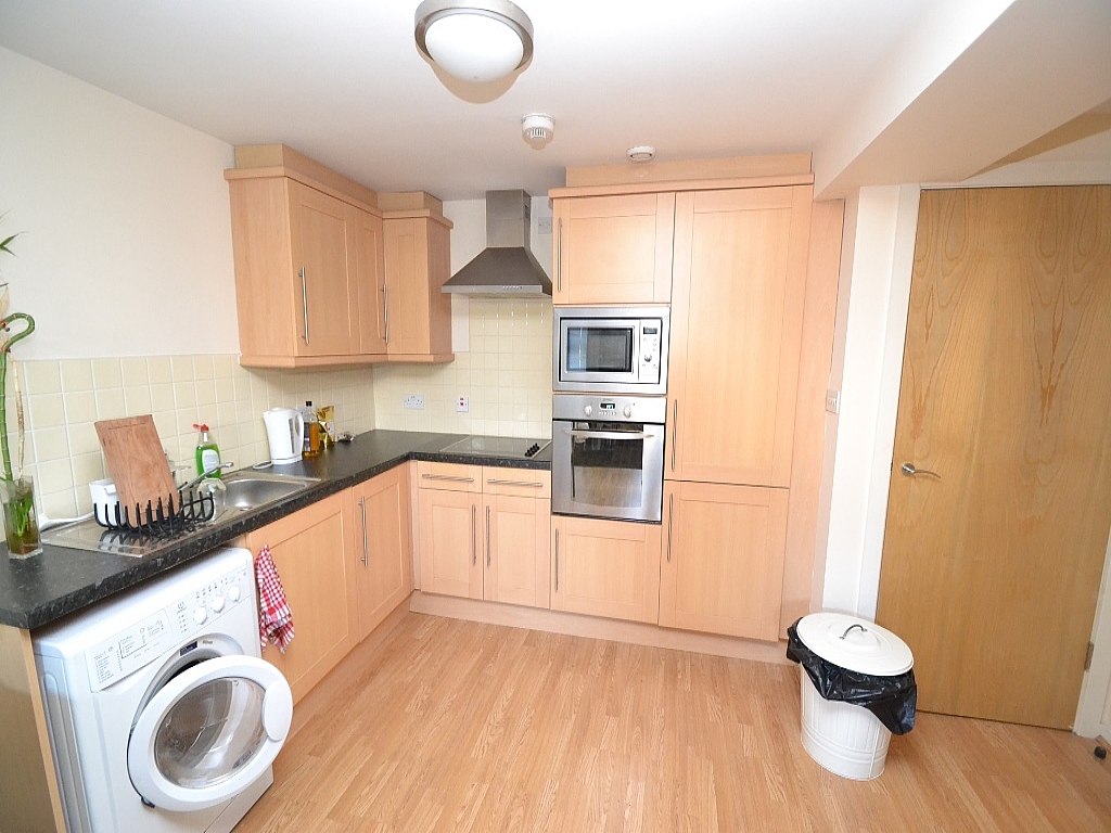 1 Bed Flat Flat/apartment For Sale - Photograph 3