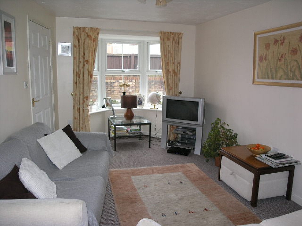 3 Bed End Terraced House To Rent - 0