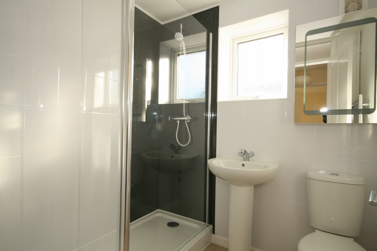 2 Bed Apartment Flat/apartment To Rent - Photograph 3