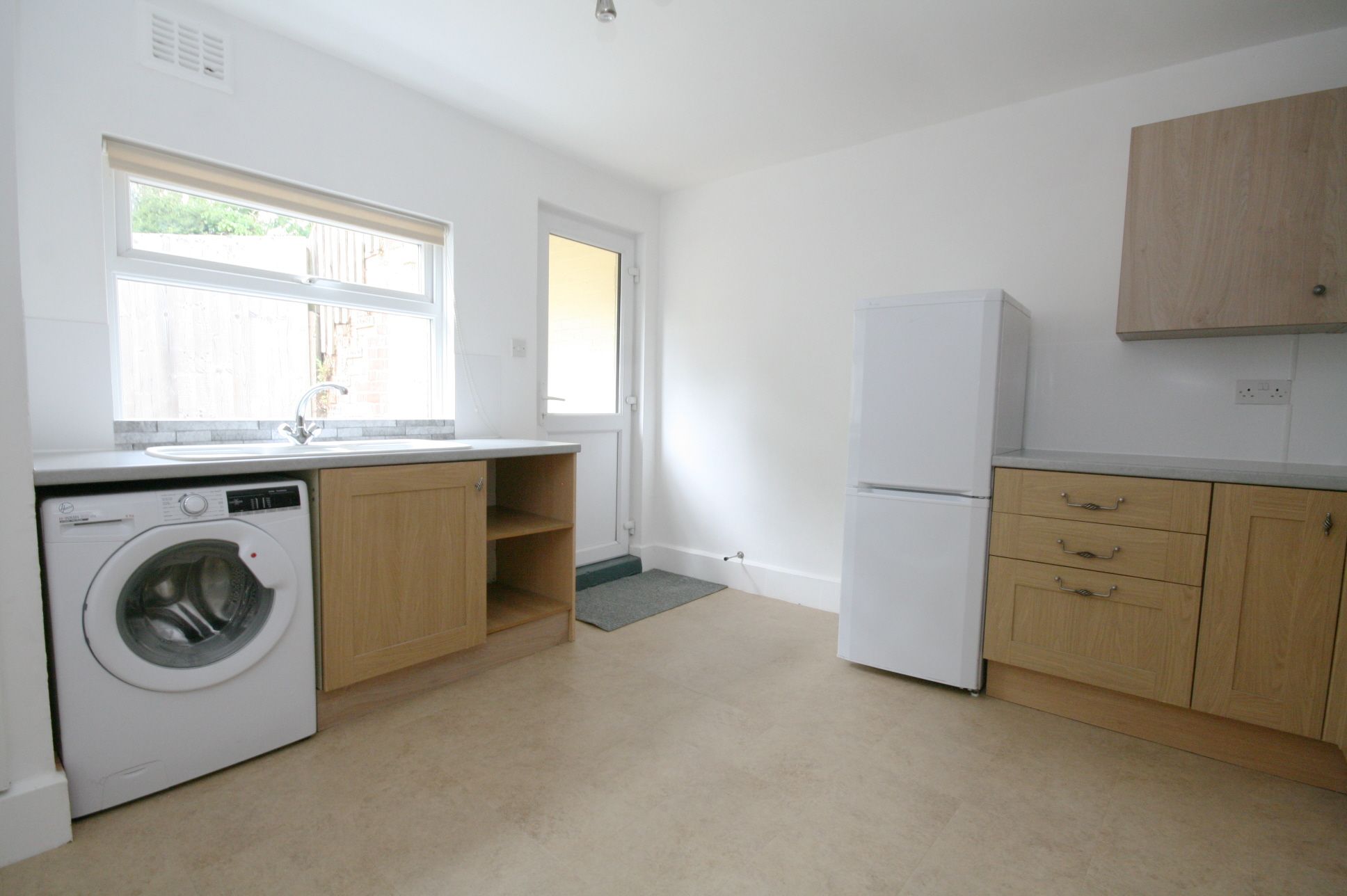2 Bed Ground Floor Flat/apartment To Rent - Photograph 3
