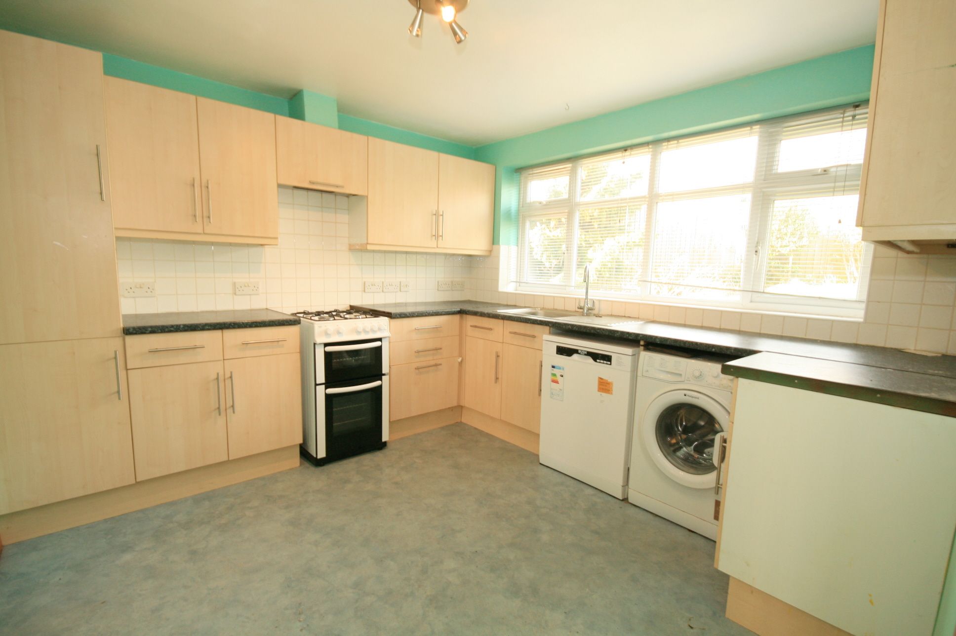 2 Bed Detached House To Rent - Photograph 4
