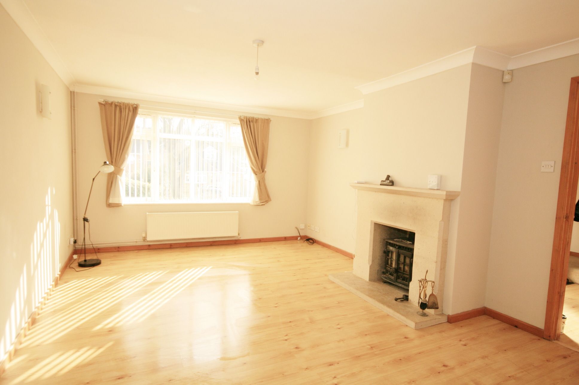 2 Bed Detached House To Rent - Photograph 2