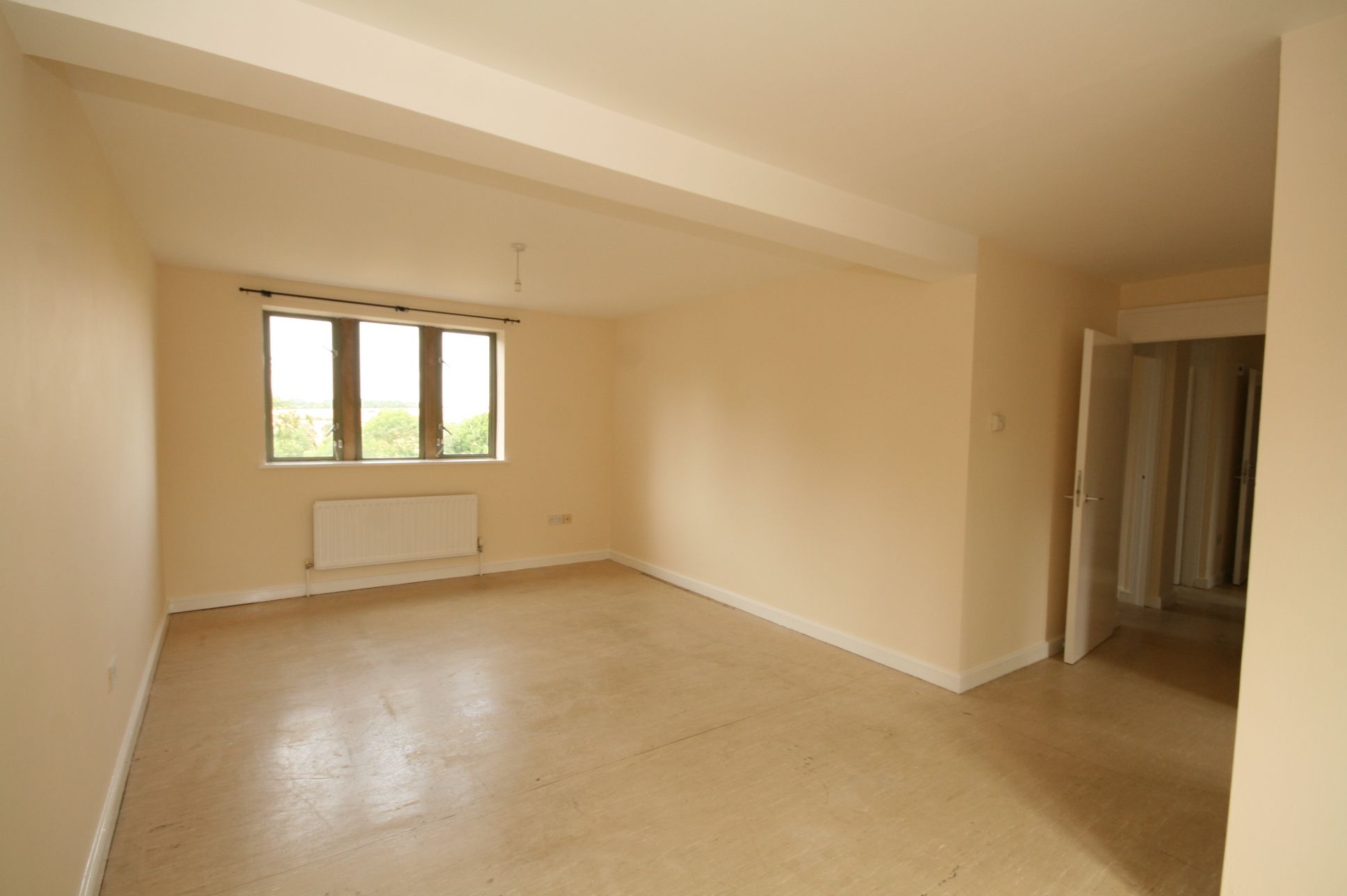 3 Bed Apartment Flat/apartment To Rent - Photograph 2