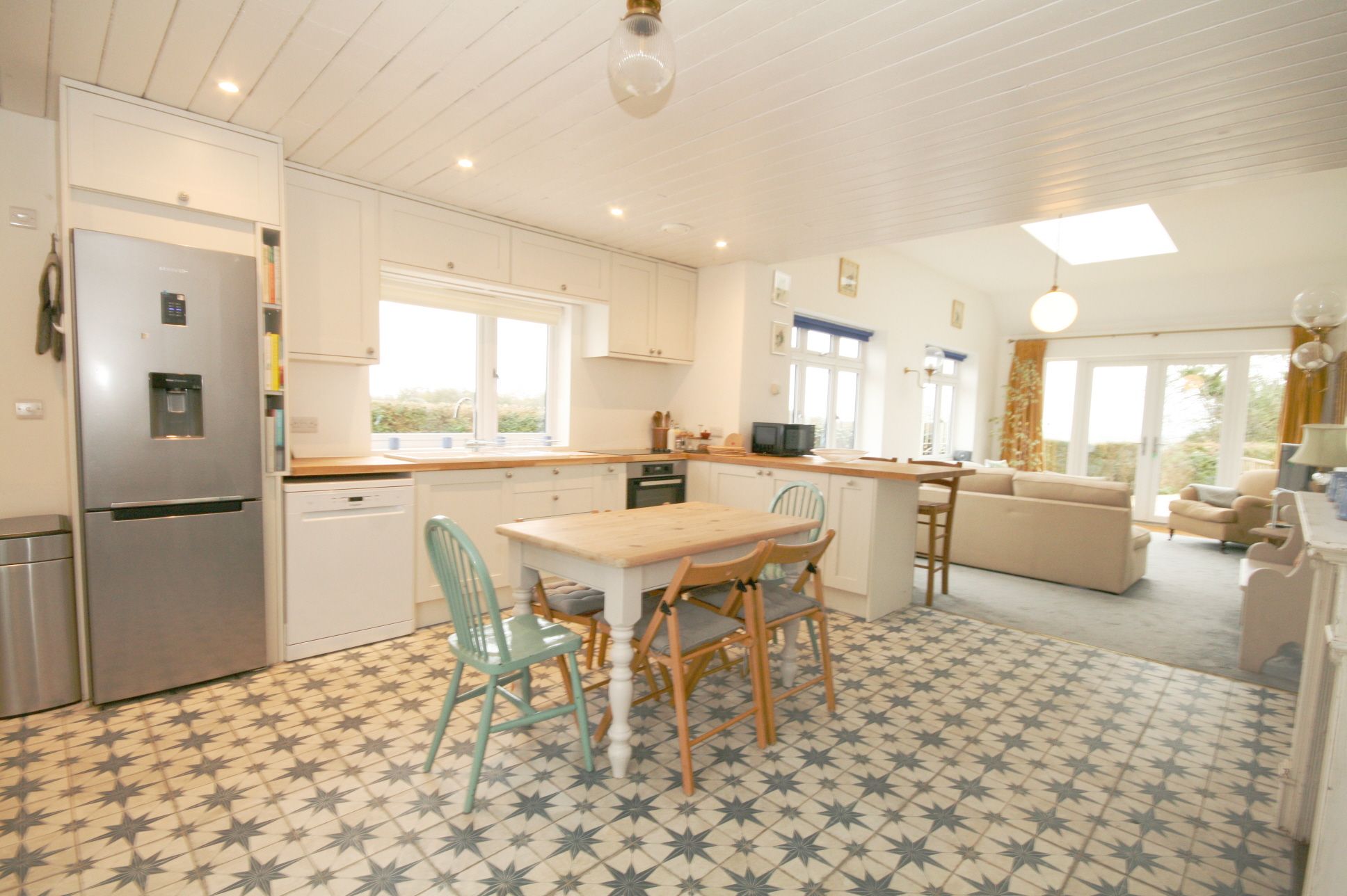 3 Bed Detached House To Rent - Photograph 2